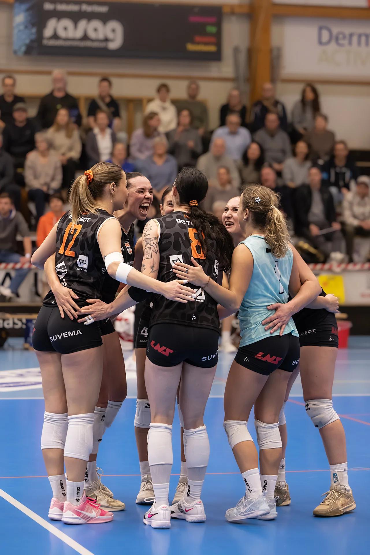 Der Spielerinnenkreis von Viteos NUC beim NLA-Frauen-Spiel bei VC Kanti Schaffhausen.