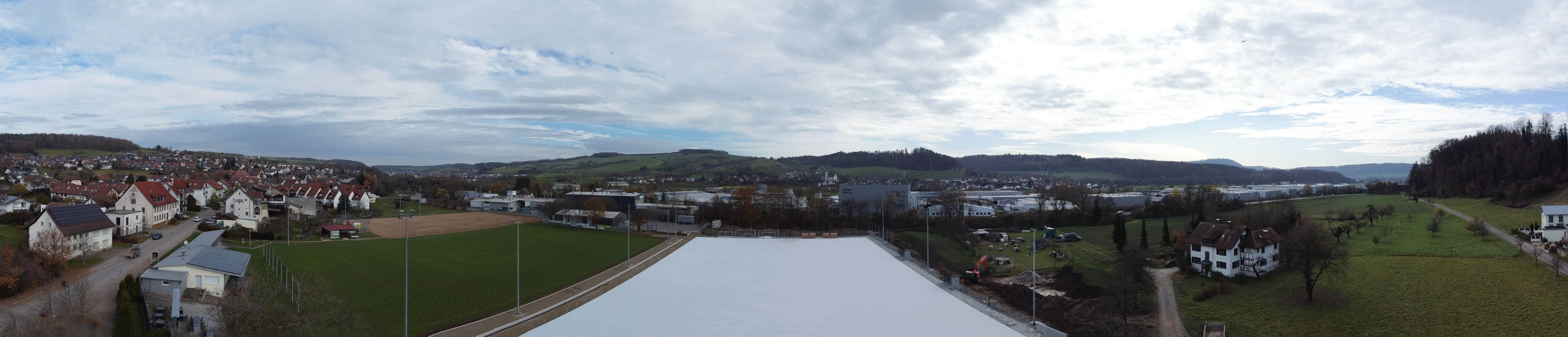 Zweites Luftbild-Panorama des Sportgeländes mit dem fertig verlegten Kunstrasen-Untergrund vor der Ortskulisse von Horheim