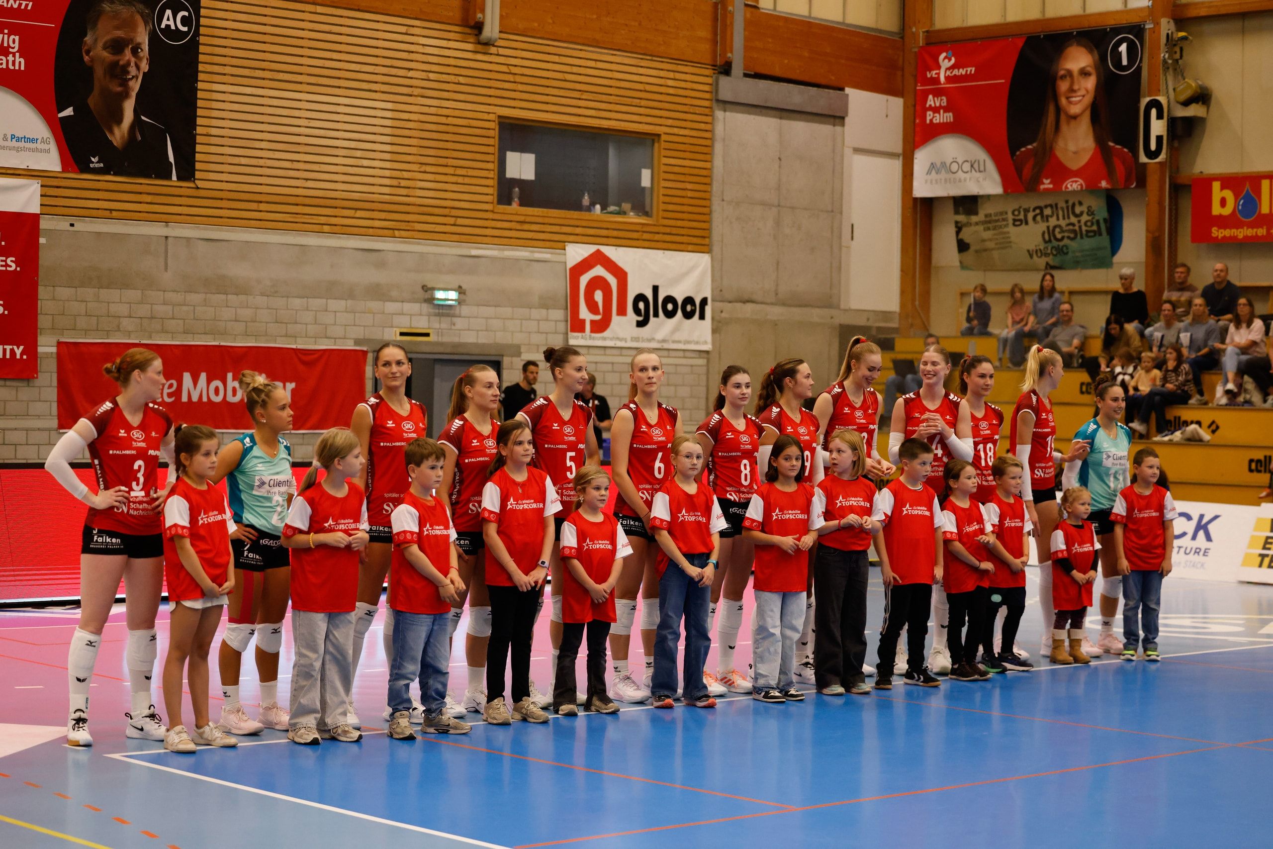 Die Spielerinnen des VC Kanti Schaffhausen stehen bei der Vorstellung vor dem ersten Saisonspiel gegen Raiffeisen Volley Toggenburg mit Kindern an ihrer Seite, in der BBC Arena in Schaffhausen.