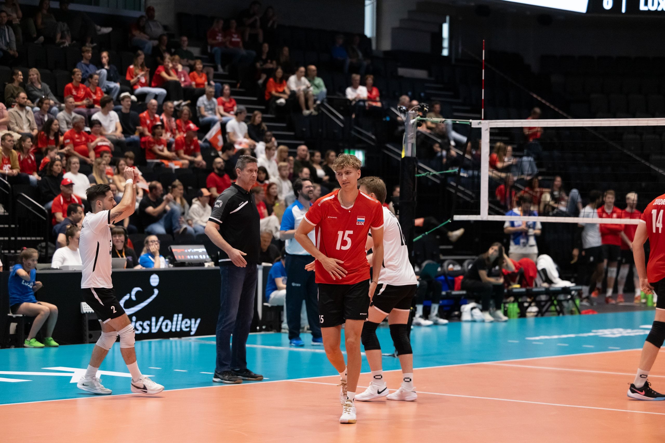 Jérémie Feit von Luxemburg, beim Spiel der CEV Volleyball European League gegen die Schweiz in der Pilatus Arena in Kriens.
