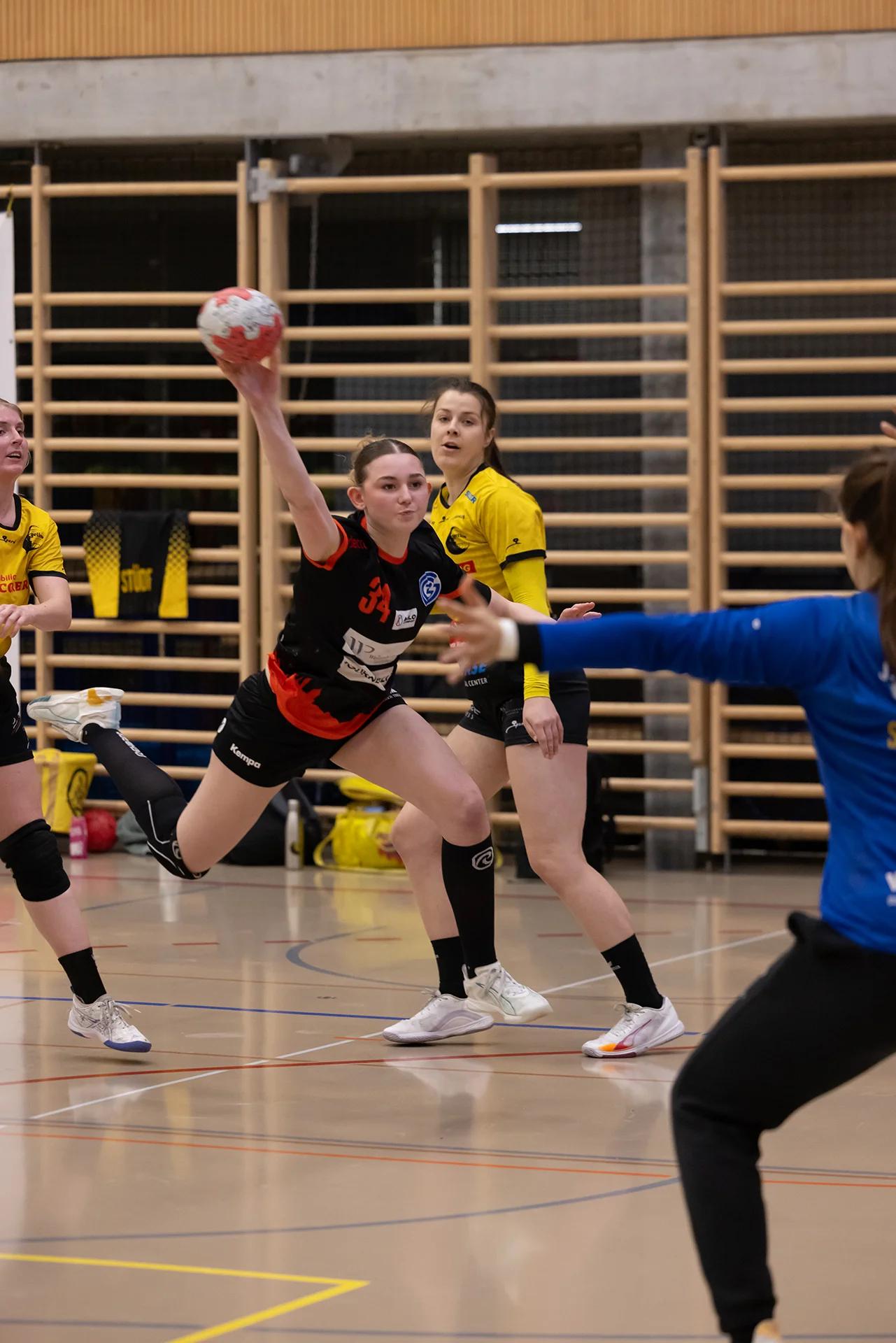Stella D'Ambrosio (GC Amicitia Zürich) im linken Rückraum, SPL1-Spiel gegen Yellow Winterthur.