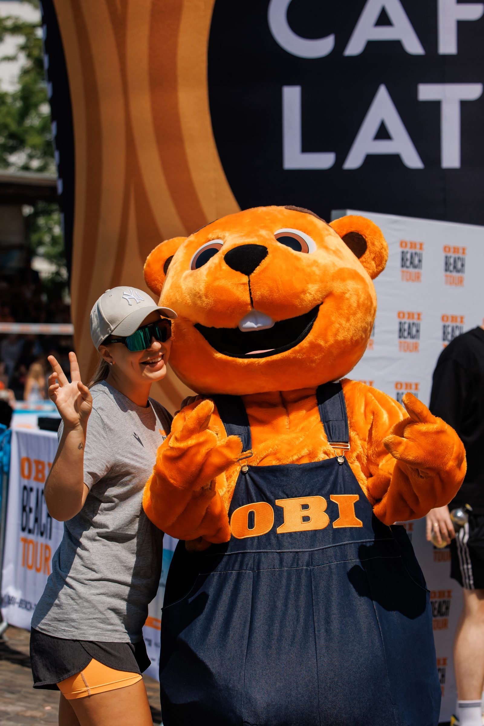 Das OBI-Maskottchen mit einer Spielerin am Barfüsserplatz während der OBI Beach Tour 2026 in Basel.