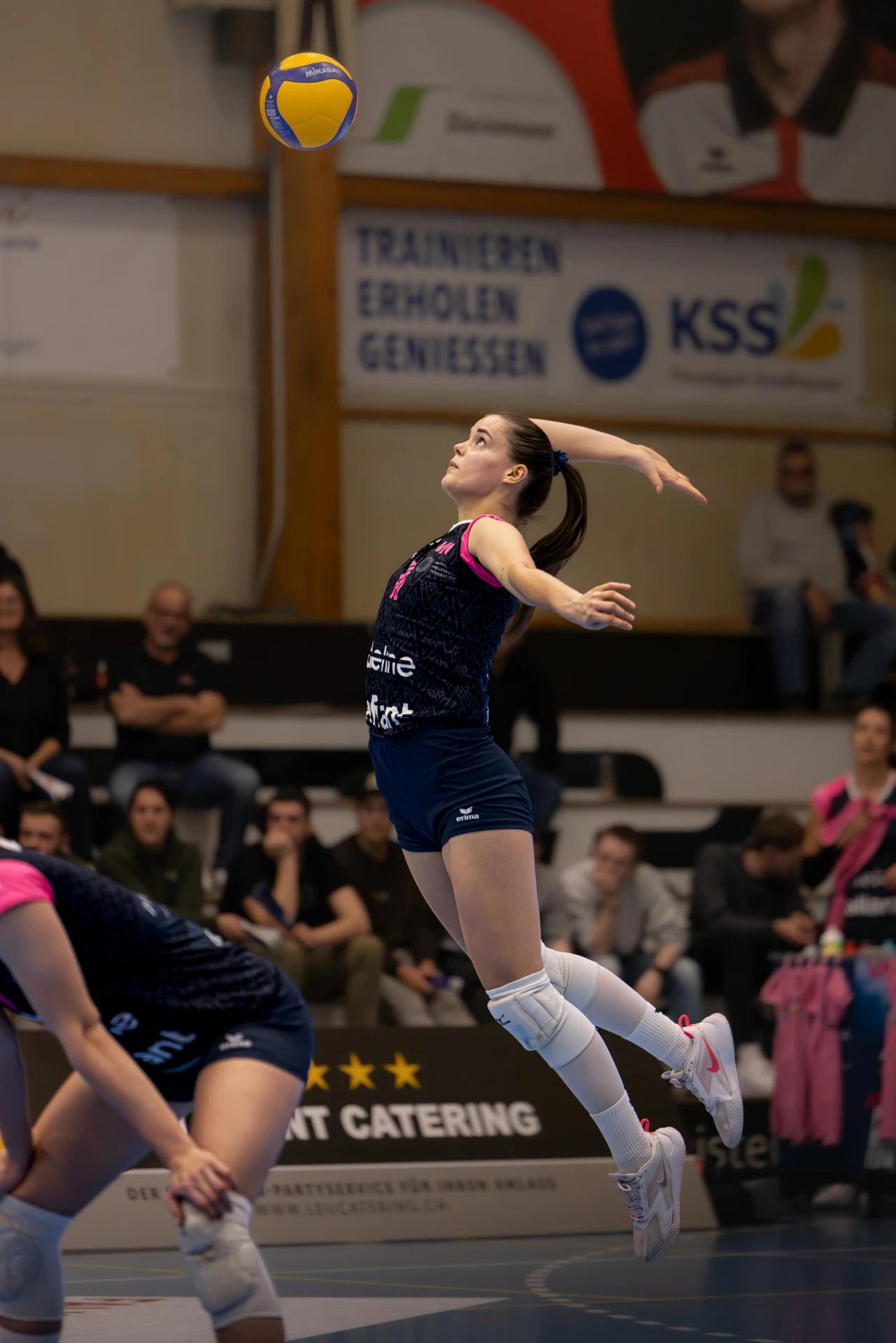 Veronika Tverda (NLZ Volleyball Academy Zürich) im Zuspiel, NLA-Frauen-Spiel gegen VC Kanti Schaffhausen.