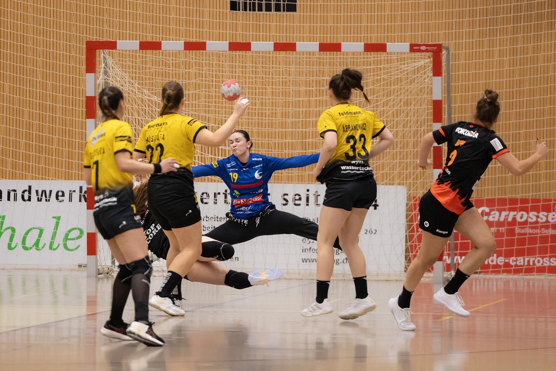 Charlotte Chappuis (Yellow Winterthur) im Tor, SPL1-Spiel gegen GC Amicitia Zürich.