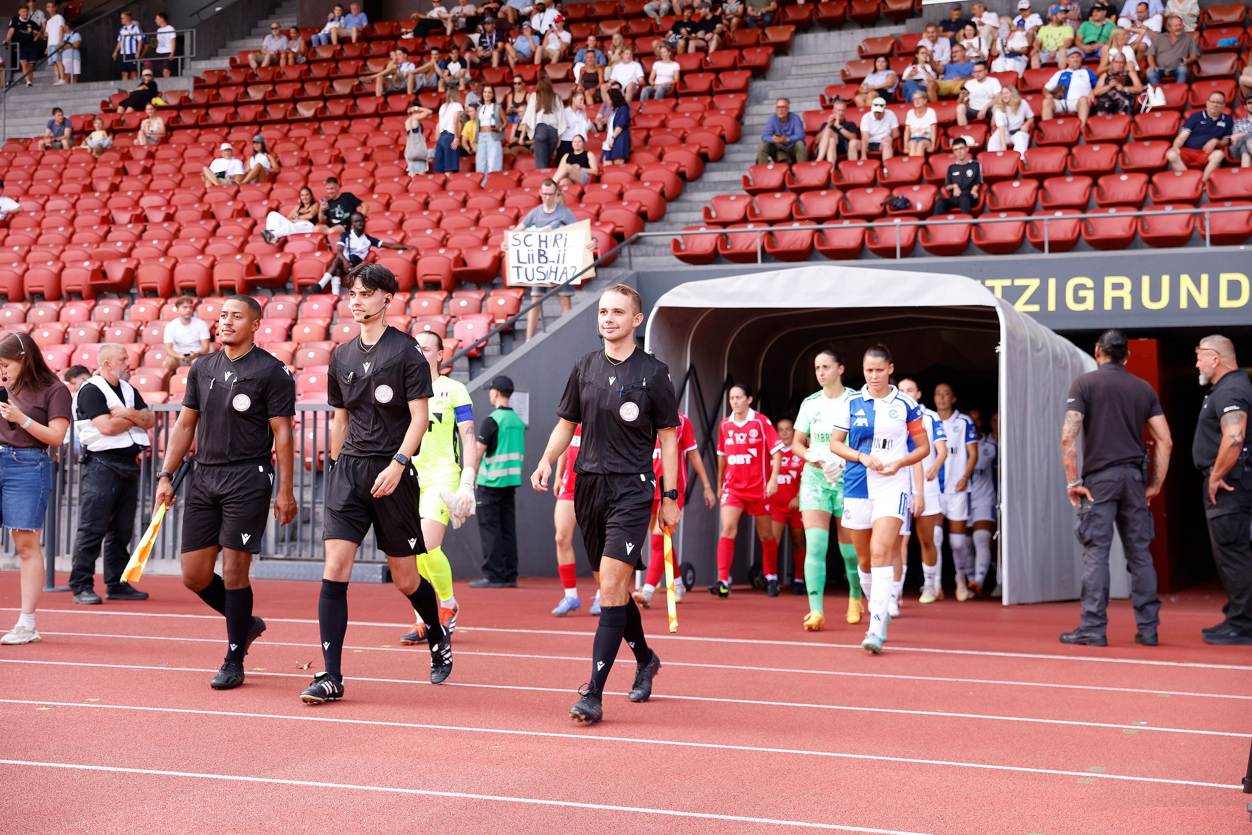 Beide Teams laufen zum Spiel der AXA Women’s Super League im Stadion Letzigrund ein, Grasshopper Club Zürich gegen FC Rapperswil-Jona.