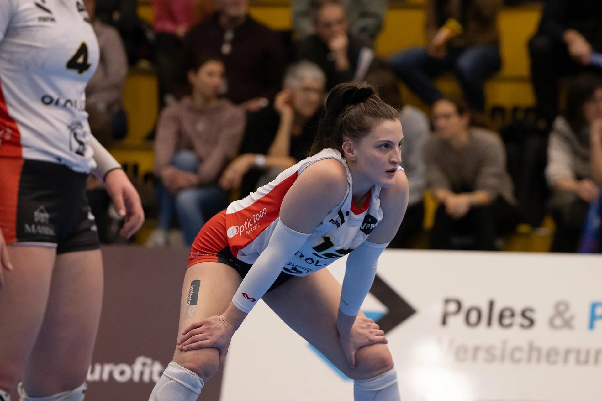 Coralie Varé (BIWI VfM) im Außenangriff, NLA-Playoff-Viertelfinale gegen VC Kanti Schaffhausen.