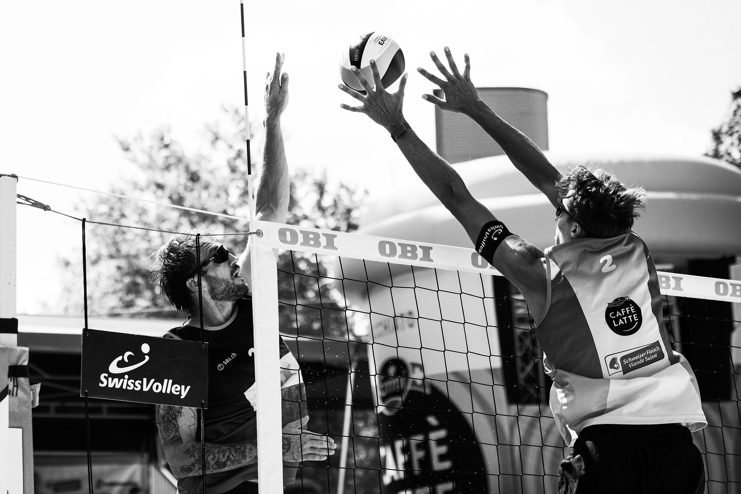 Jan Hadrava im Angriff gegen den Block von Luc Emanuel Flückiger, im Halbfinale Dillier/Flückiger gegen Džavoronok/Hadrava (CZE) bei der OBI Beach Tour 2026 in Luzern.