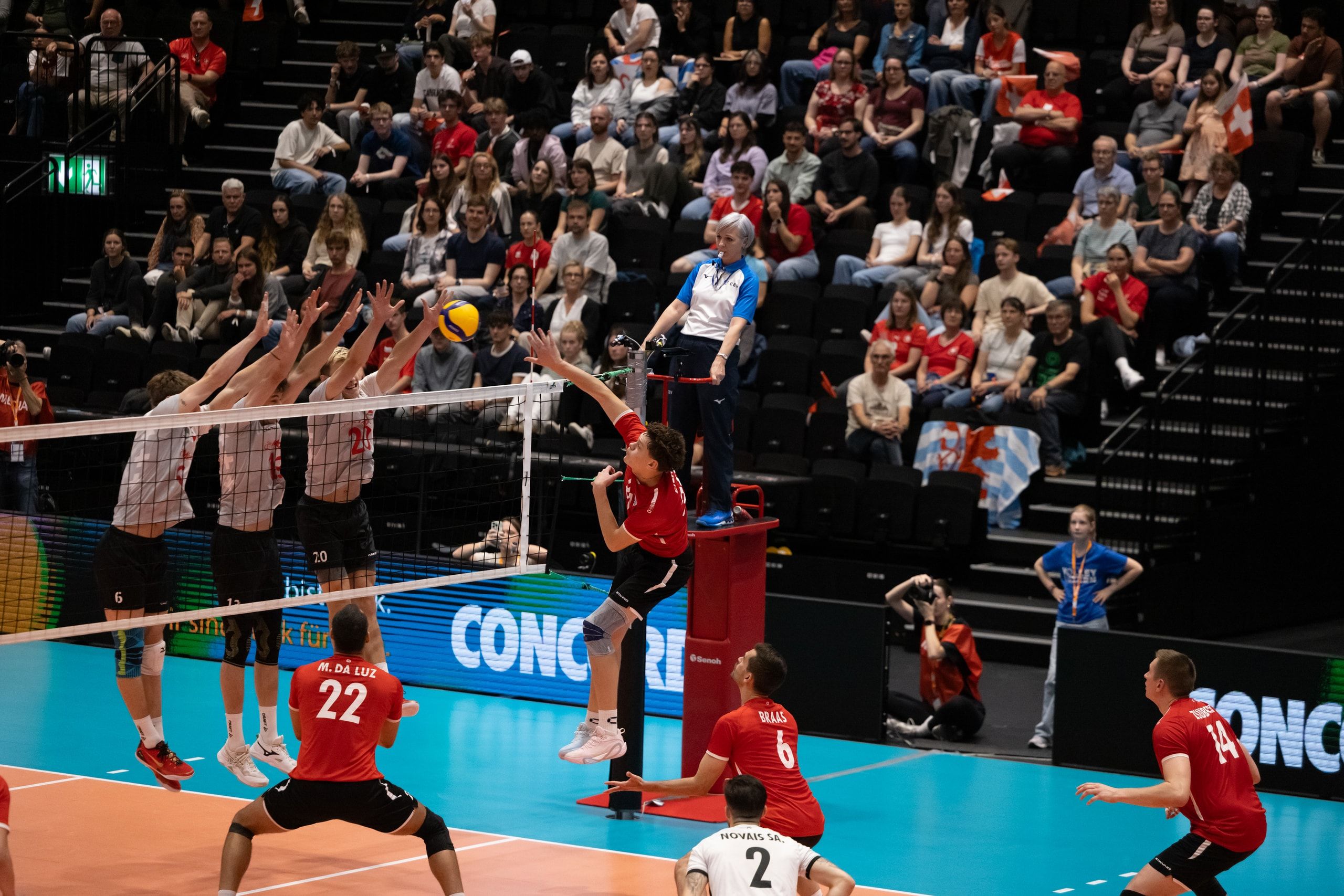 Filip Bilan von Luxemburg greift gegen den Dreierblock von Etienne Schalch, Joel Hauck und Lars Migge aus der Schweiz an, in der Pilatus Arena in Kriens.
