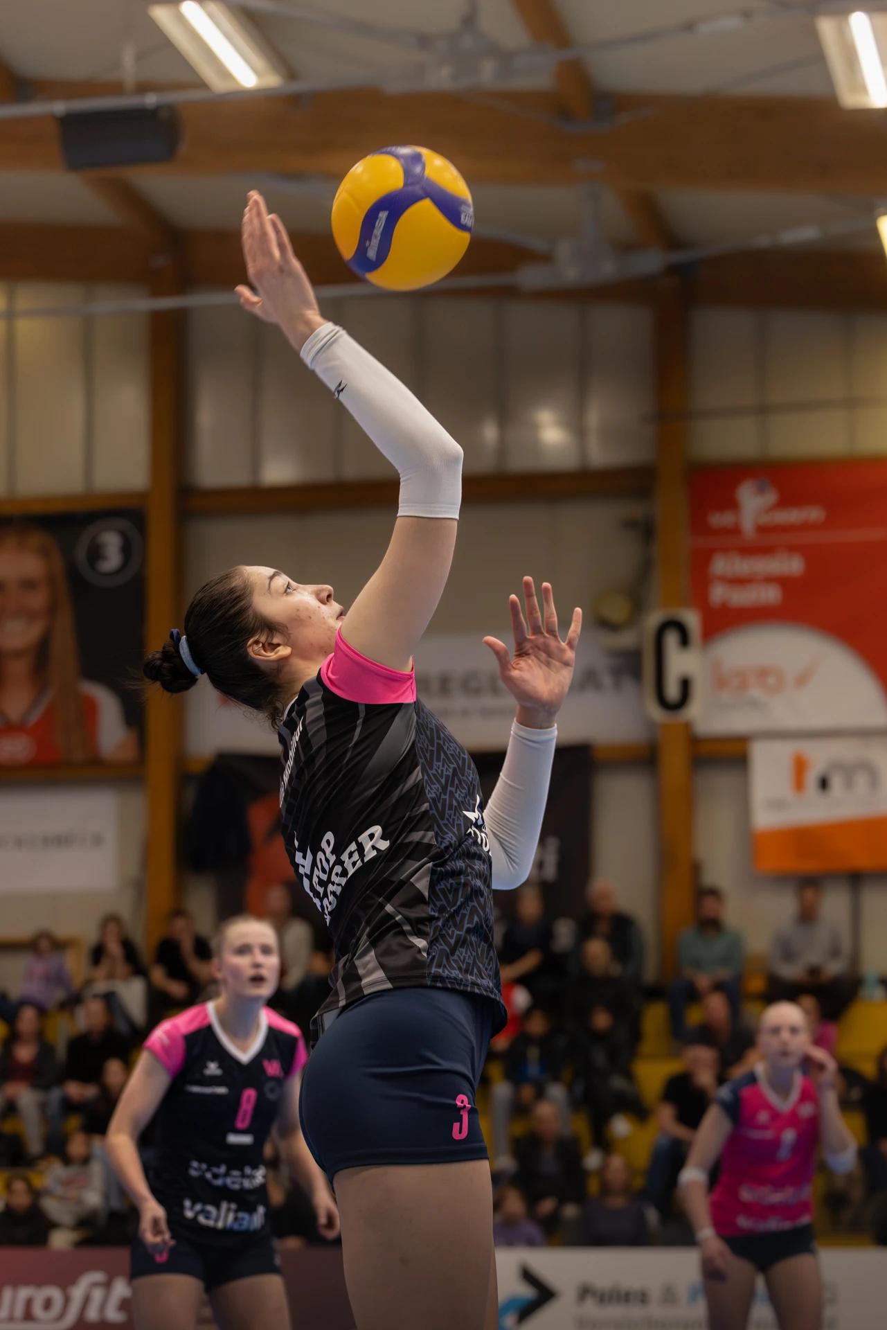 Marharyta Geiko (NLZ Volleyball Academy Zürich) als Diagonalangreiferin, NLA-Frauen-Spiel gegen VC Kanti Schaffhausen.