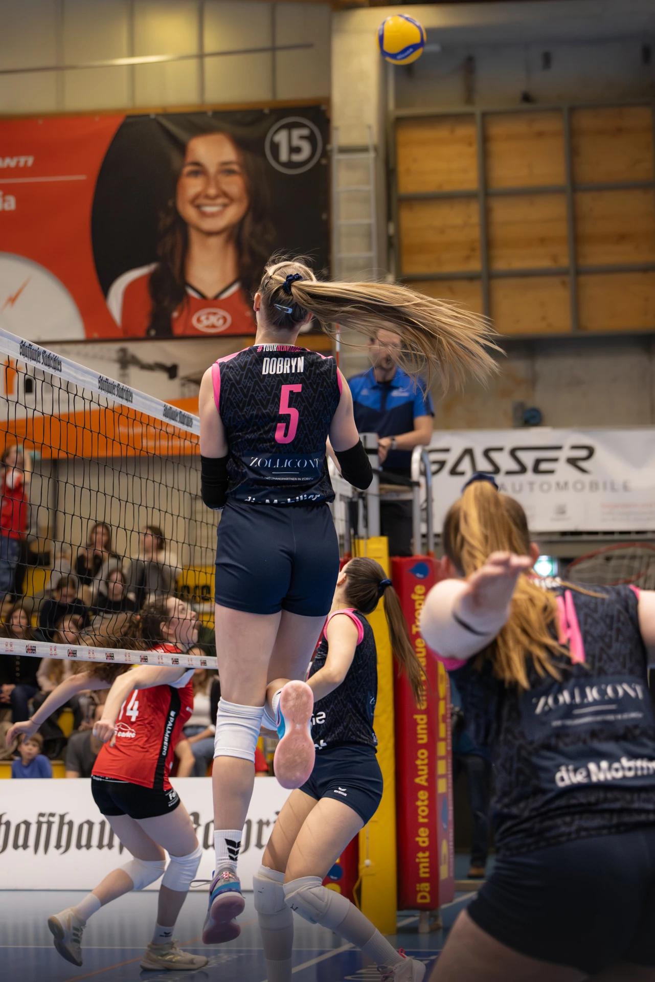 Zlata Dobryn (NLZ Volleyball Academy Zürich) im Mittelblock, NLA-Frauen-Spiel gegen VC Kanti Schaffhausen.