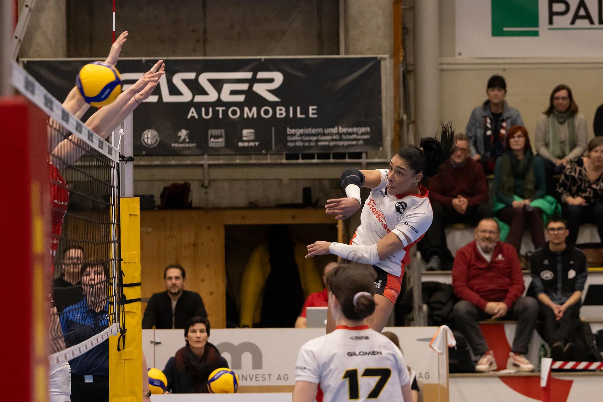 Letícia Bonardi (BIWI VfM) als Diagonalangreiferin, NLA-Playoff-Viertelfinale gegen VC Kanti Schaffhausen.