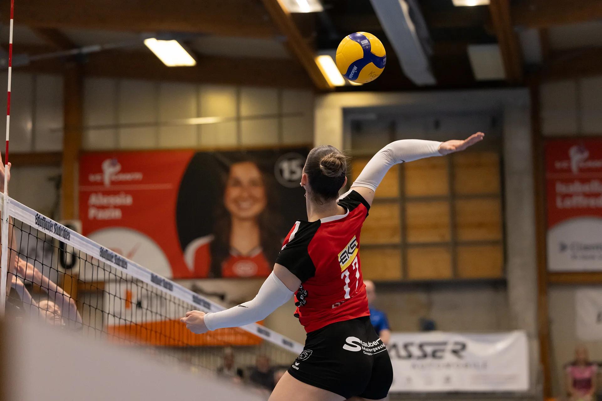 Leana Zuvic (VC Kanti Schaffhausen) im Außenangriff, NLA-Playoff-Halbfinale gegen Sm'Aesch Pfeffingen.