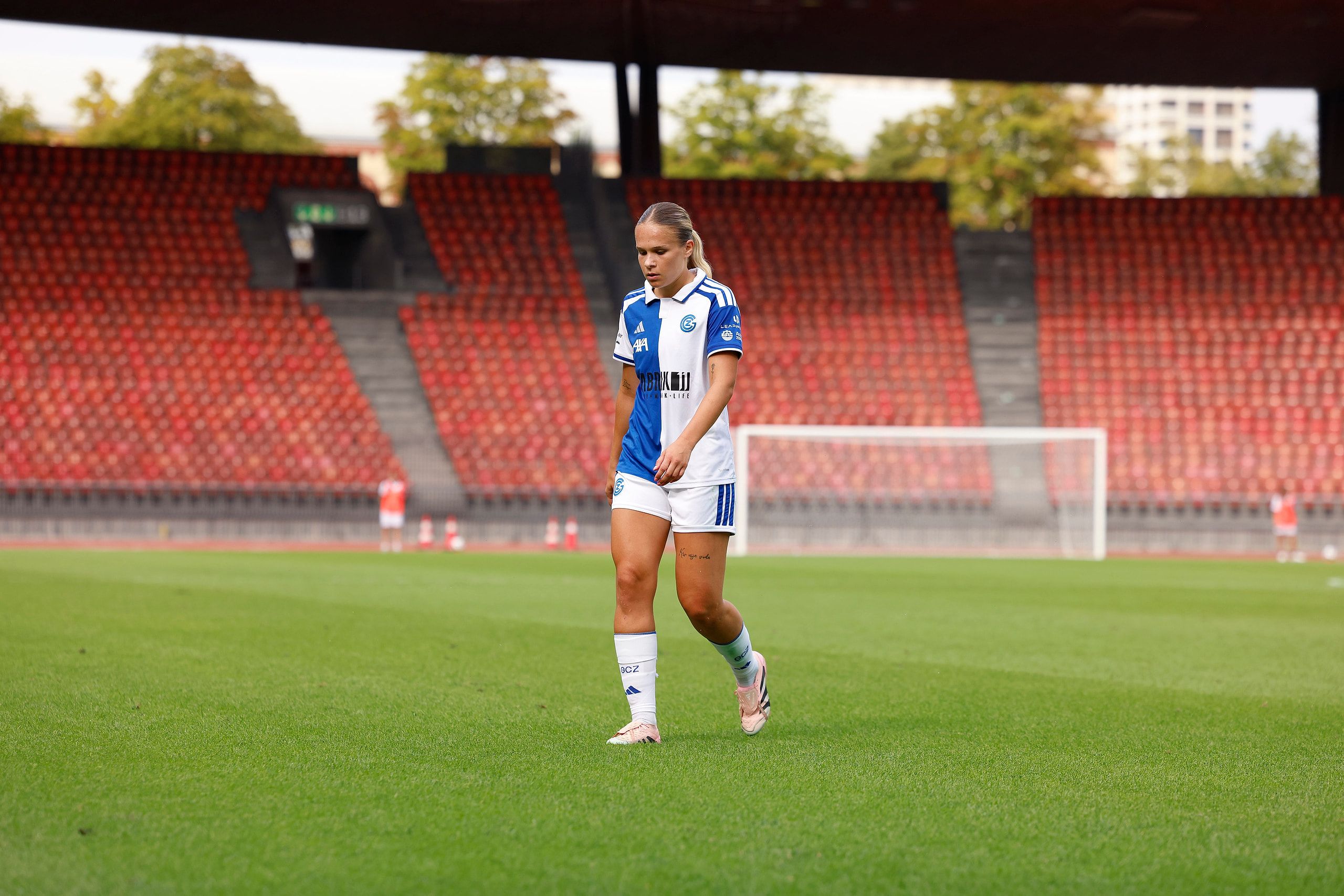 Ella Ljuština vom Grasshopper Club Zürich in Aktion, beim Spiel gegen den FC Rapperswil-Jona im Stadion Letzigrund.