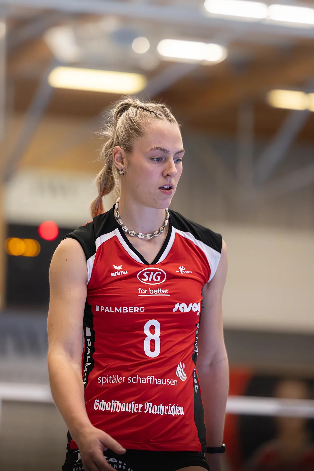 Lina-Marie Lieb (VC Kanti Schaffhausen) im Außenangriff, NLA-Frauen-Spiel gegen Viteos NUC.