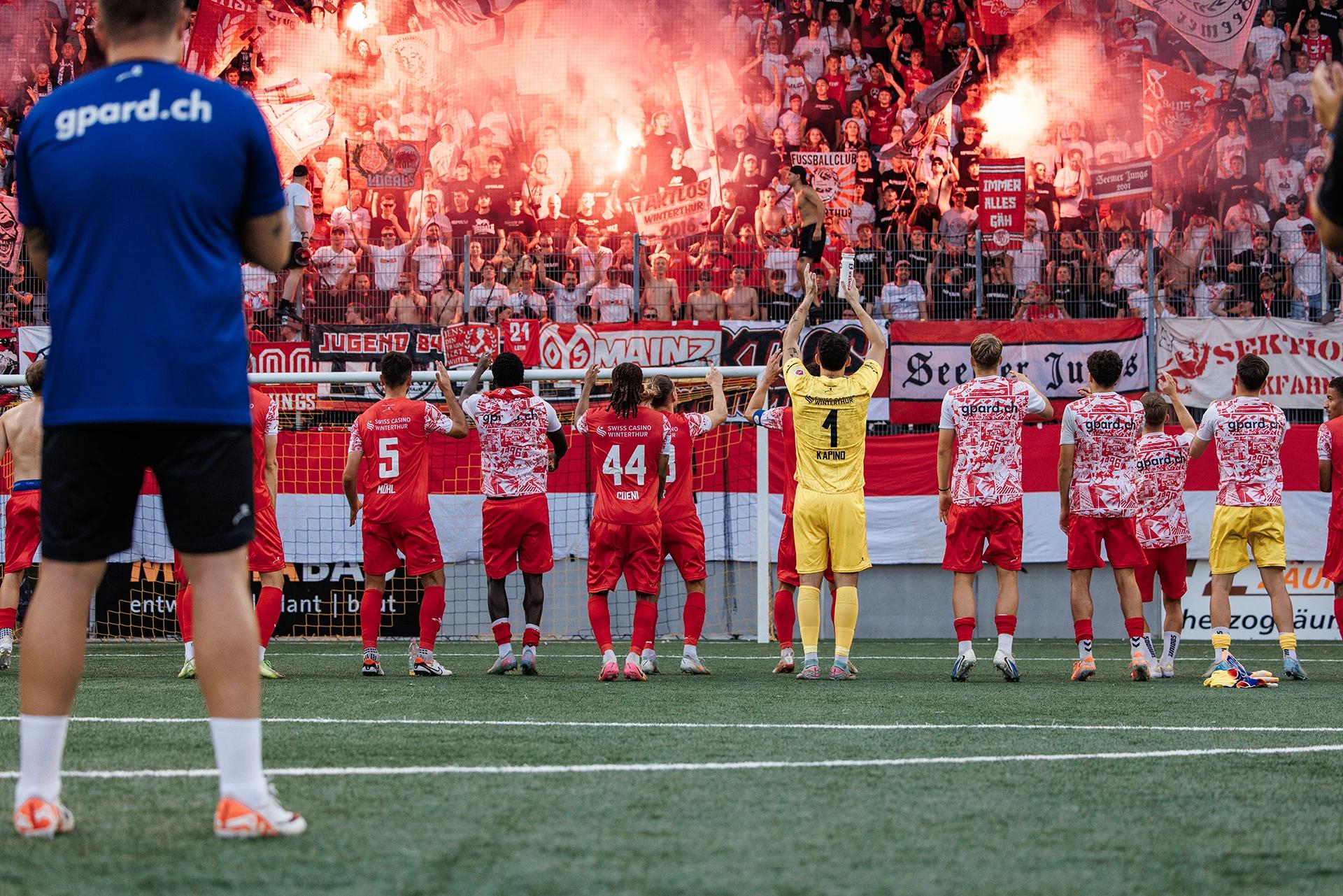 Sieg FC Winterthur gegen SV Schaffhausen, Mannschaft feiert mit Spielern