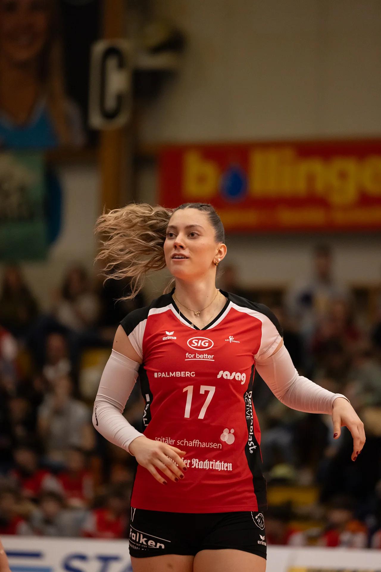 Leana Zuvic (VC Kanti Schaffhausen) im Außenangriff, NLA-Finalspiel gegen Viteos NUC.