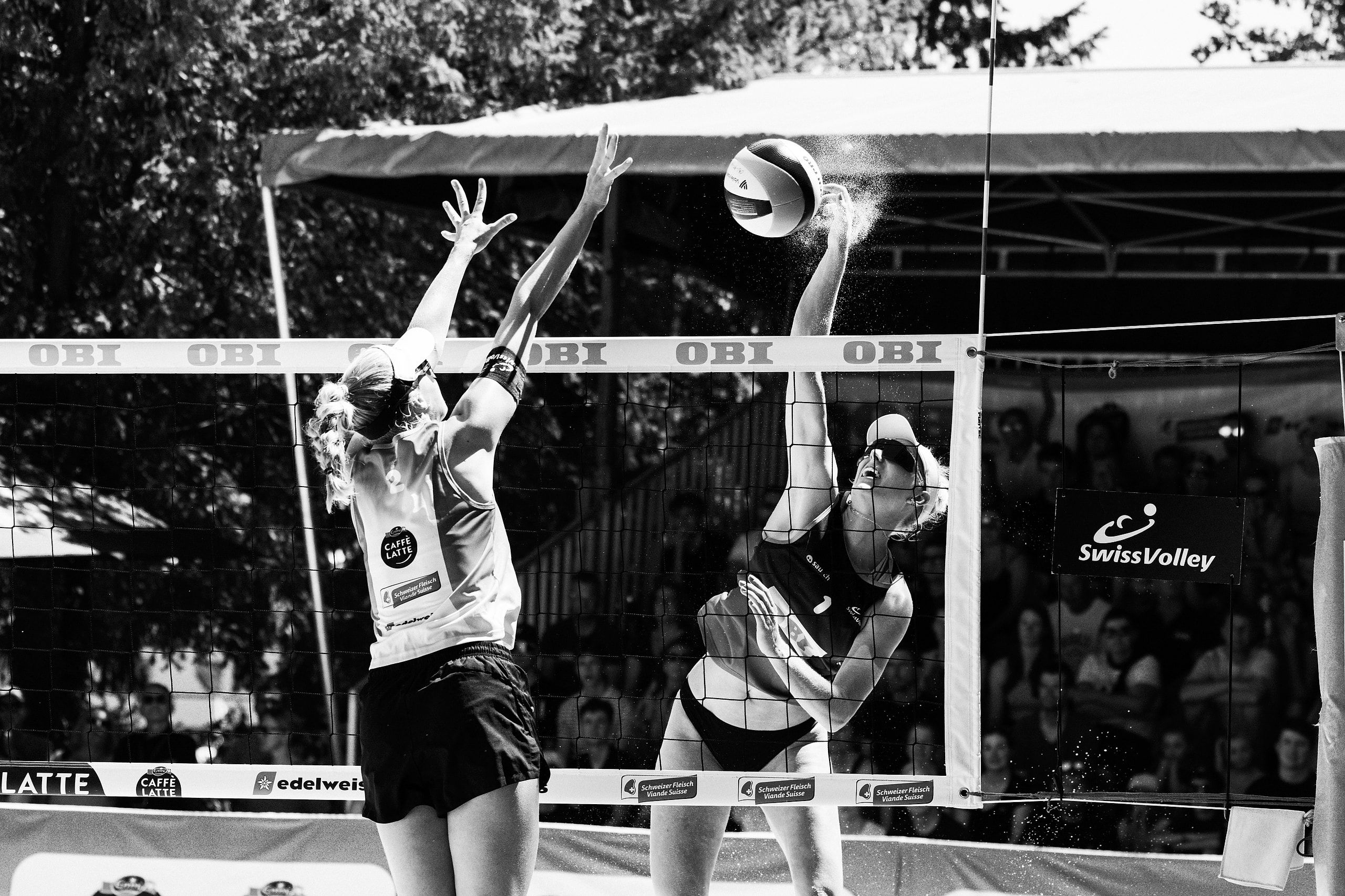 Linda Bock im Angriff gegen den Block von Linda Abbühl, im Halbfinale Bossart/Abbühl gegen Bock/Kunst (GER) bei der OBI Beach Tour 2026 in Luzern.