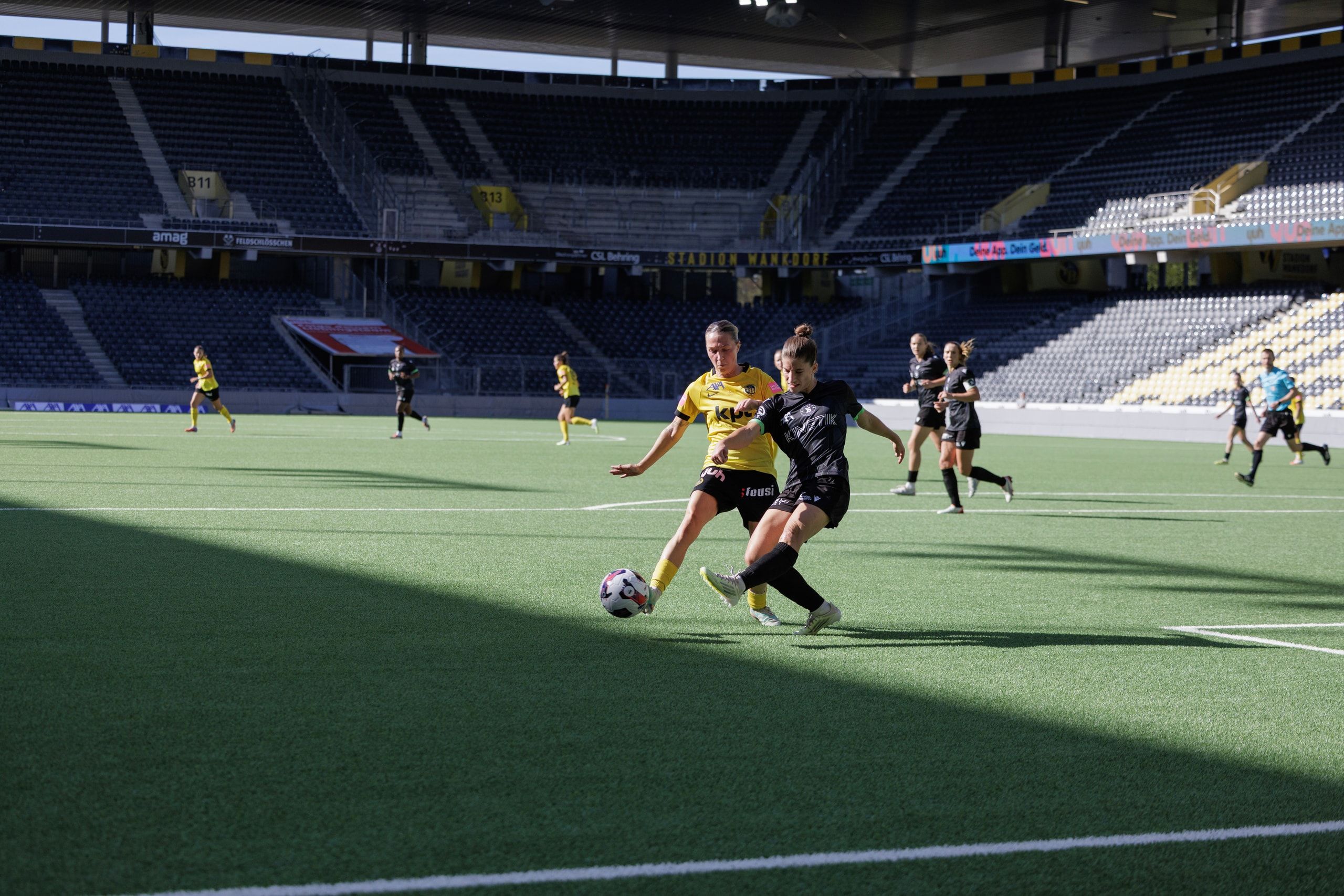 Lisa Josten von den YB Frauen im Zweikampf mit Laura Tufo von Yverdon Sport Féminin im Stadion Wankdorf.
