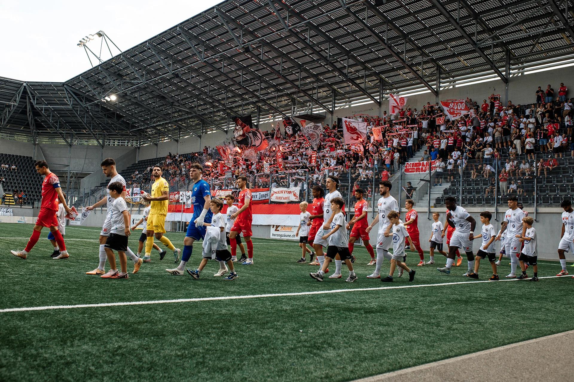 Die Teams der Spielvereinigung Schaffhausen udn des FC Winterthur laufen im Stadion des FC Schaffhausen am 16.08.2025 ein.