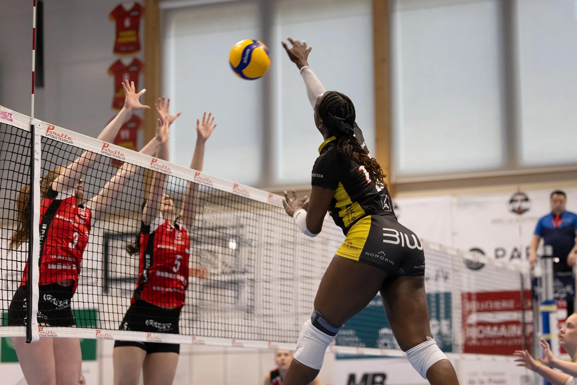 Karen Renteria (BIWI VfM) im Außenangriff, NLA-Playoff-Rückspiel gegen VC Kanti Schaffhausen.