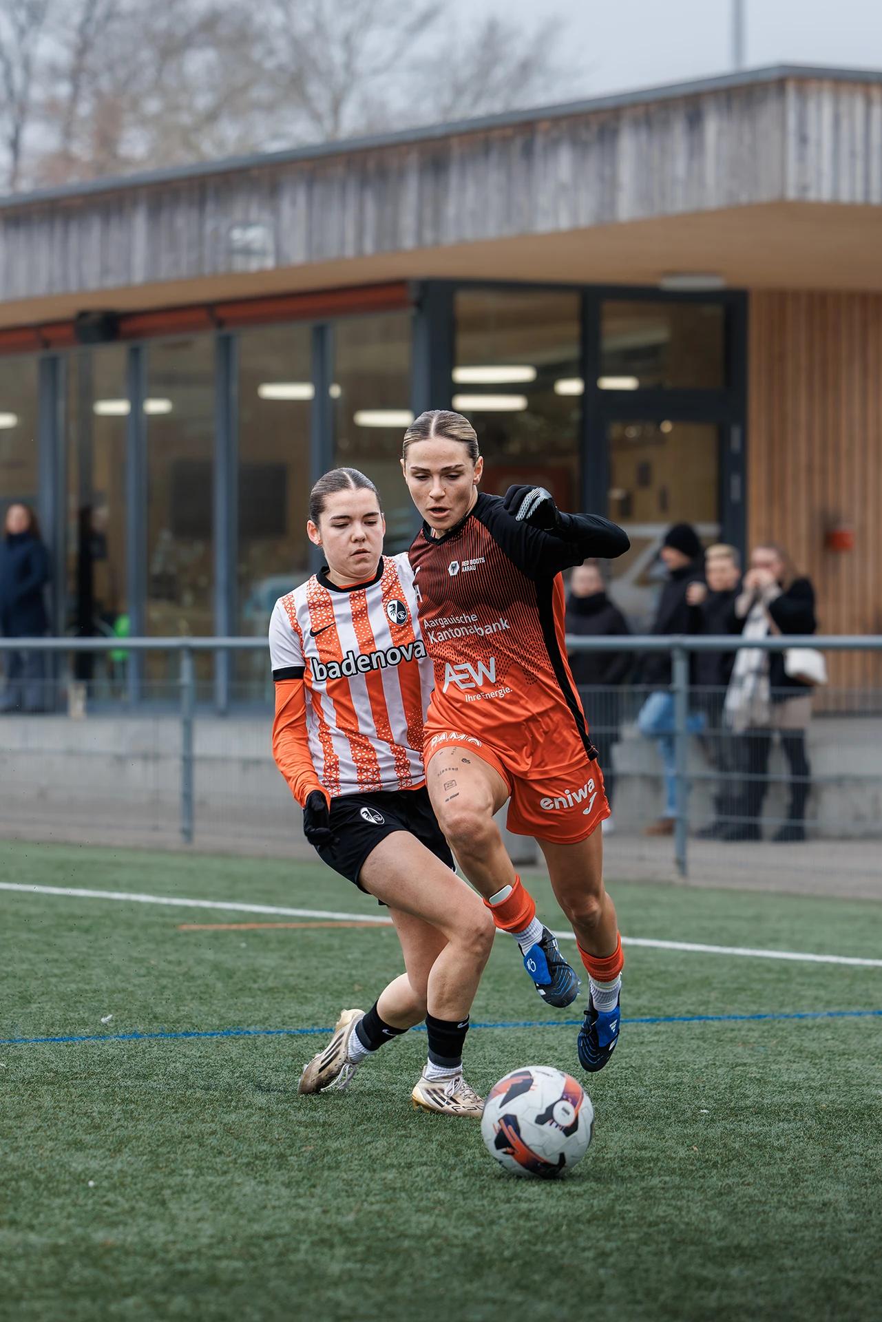 Vanesa Hoti (FC Aarau Frauen) im Mittelfeld, Freundschaftsspiel gegen SC Freiburg U20.