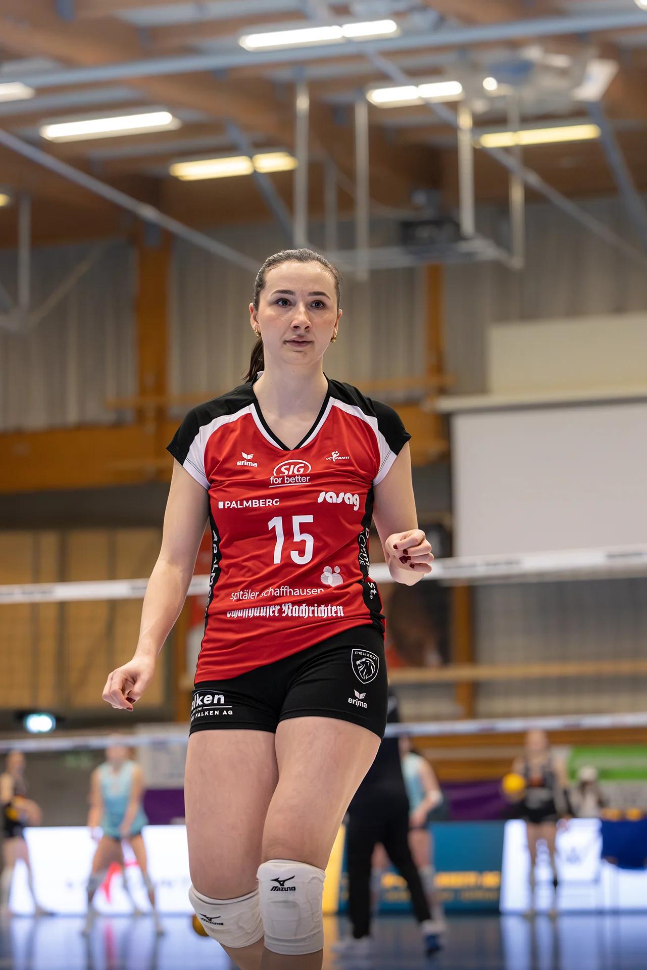Alessia Pazin (VC Kanti Schaffhausen) im Zuspiel, NLA-Frauen-Spiel gegen Viteos NUC.