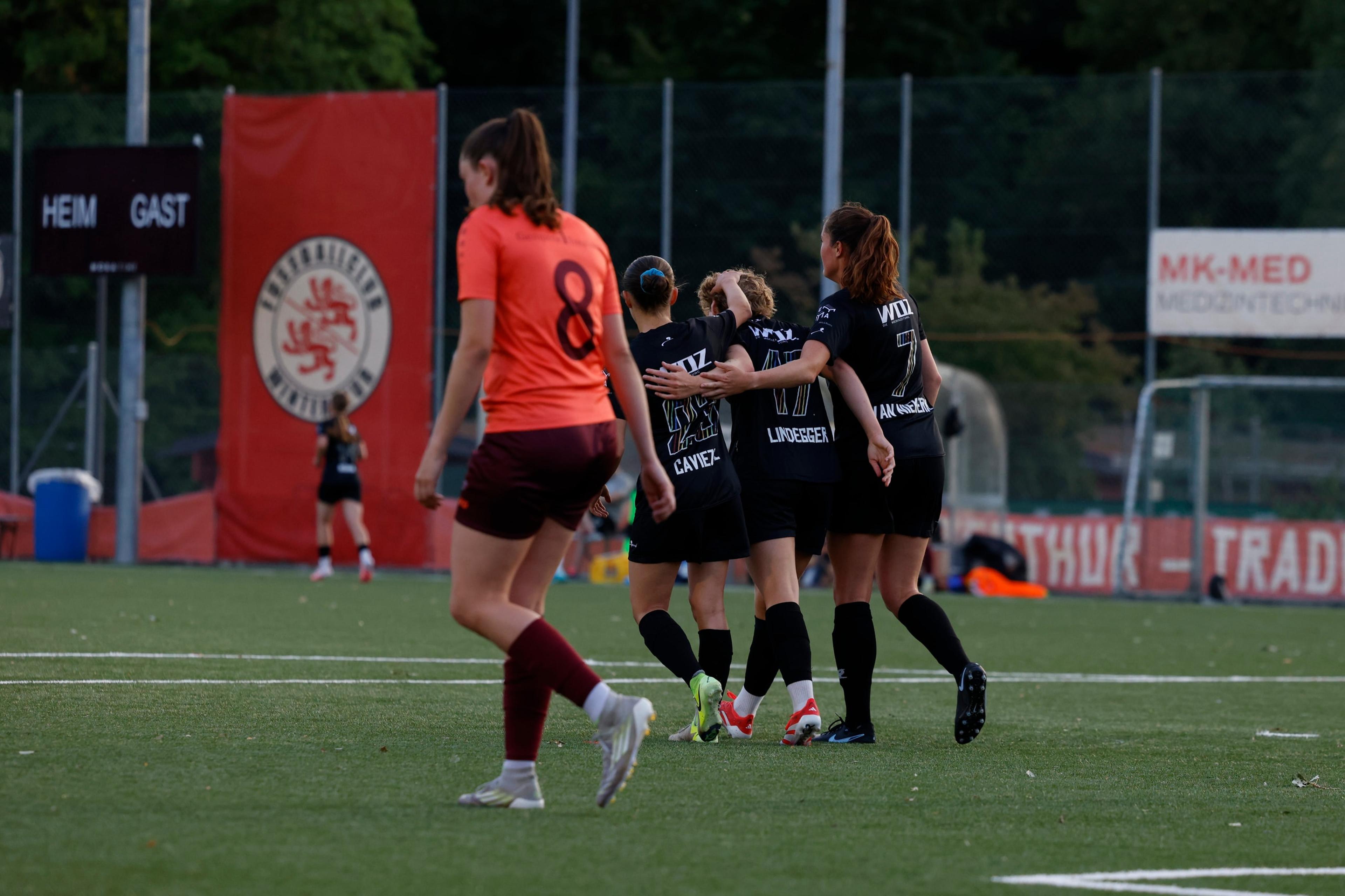 Simona Caviezel, Kaya Lindegger und Elena Van Niekerk vom FC Winterthur bejubeln gemeinsam einen Treffer, beim Vorbereitungsspiel gegen FF Toggenburg im Stadion Schützenwiese.