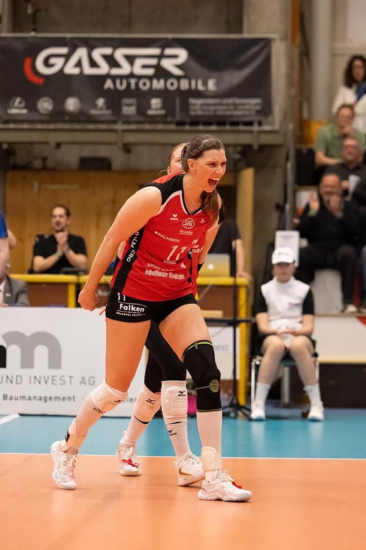 Kateřina Holásková (VC Kanti Schaffhausen) im Mittelblock, NLA-Finalspiel gegen Viteos NUC.