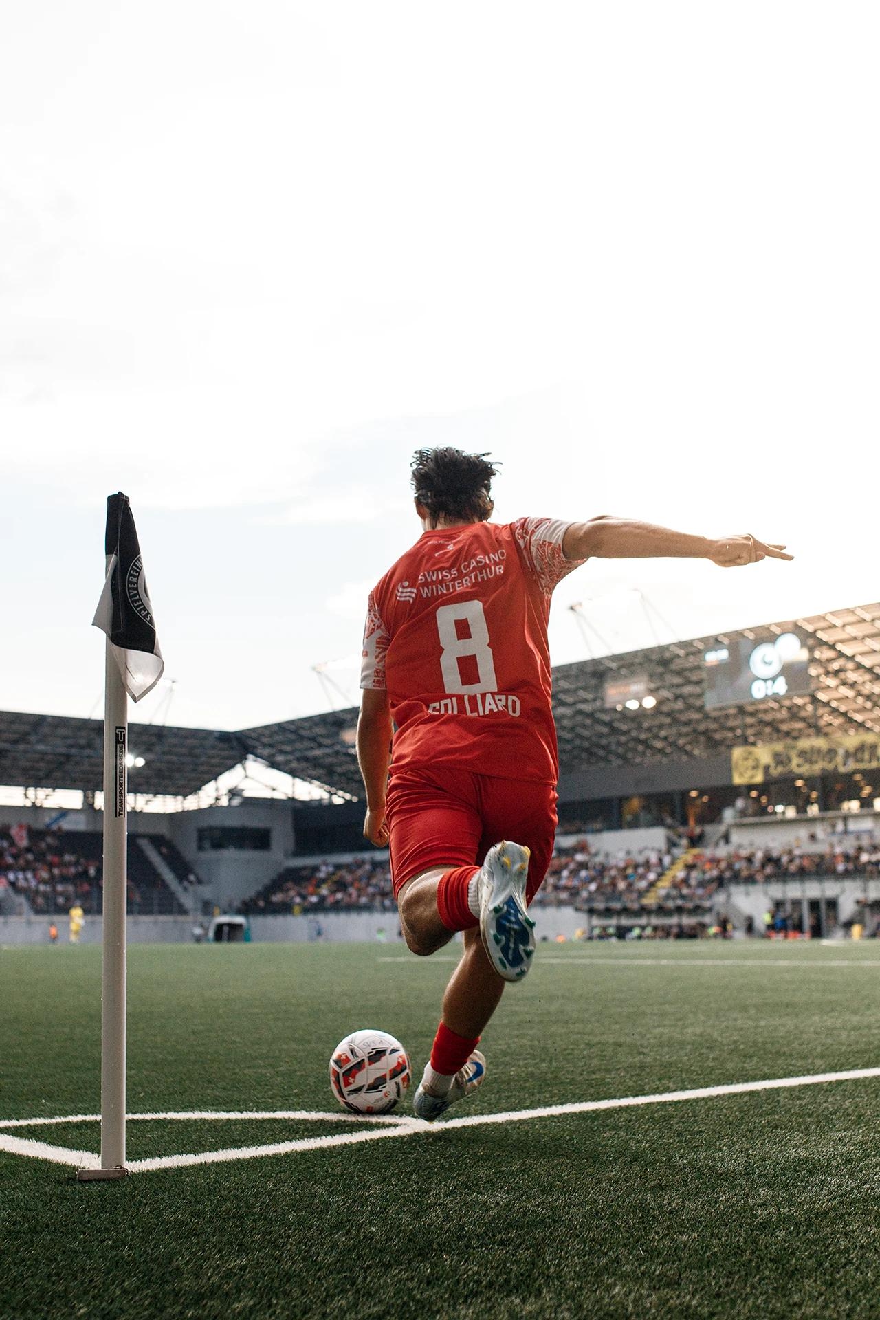 Théo Golliard tritt eine Ecke im Auswärtsspiel des FC Winterthur gegen SV Schaffhausen.