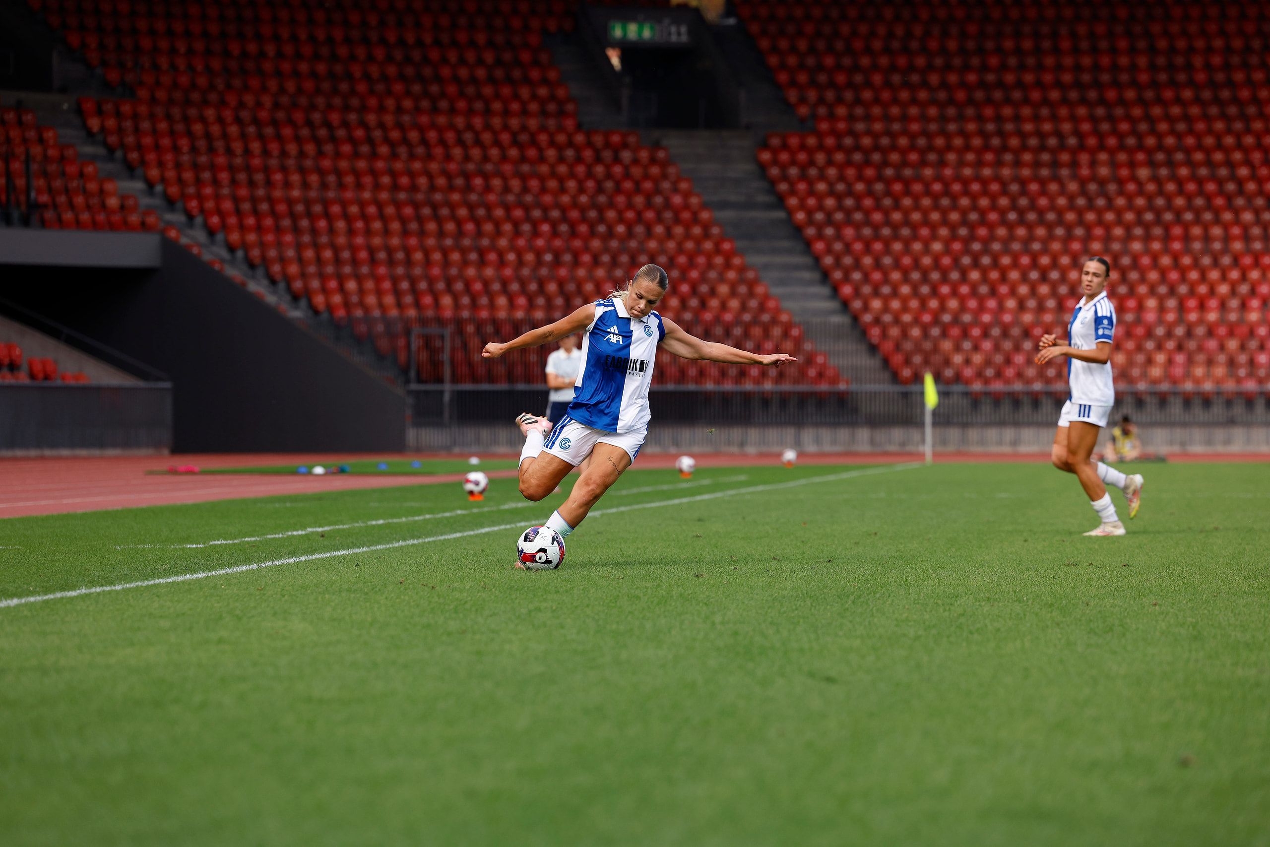 Ella Ljuština vom Grasshopper Club Zürich am Ball, beim Spiel gegen den FC Rapperswil-Jona im Stadion Letzigrund.