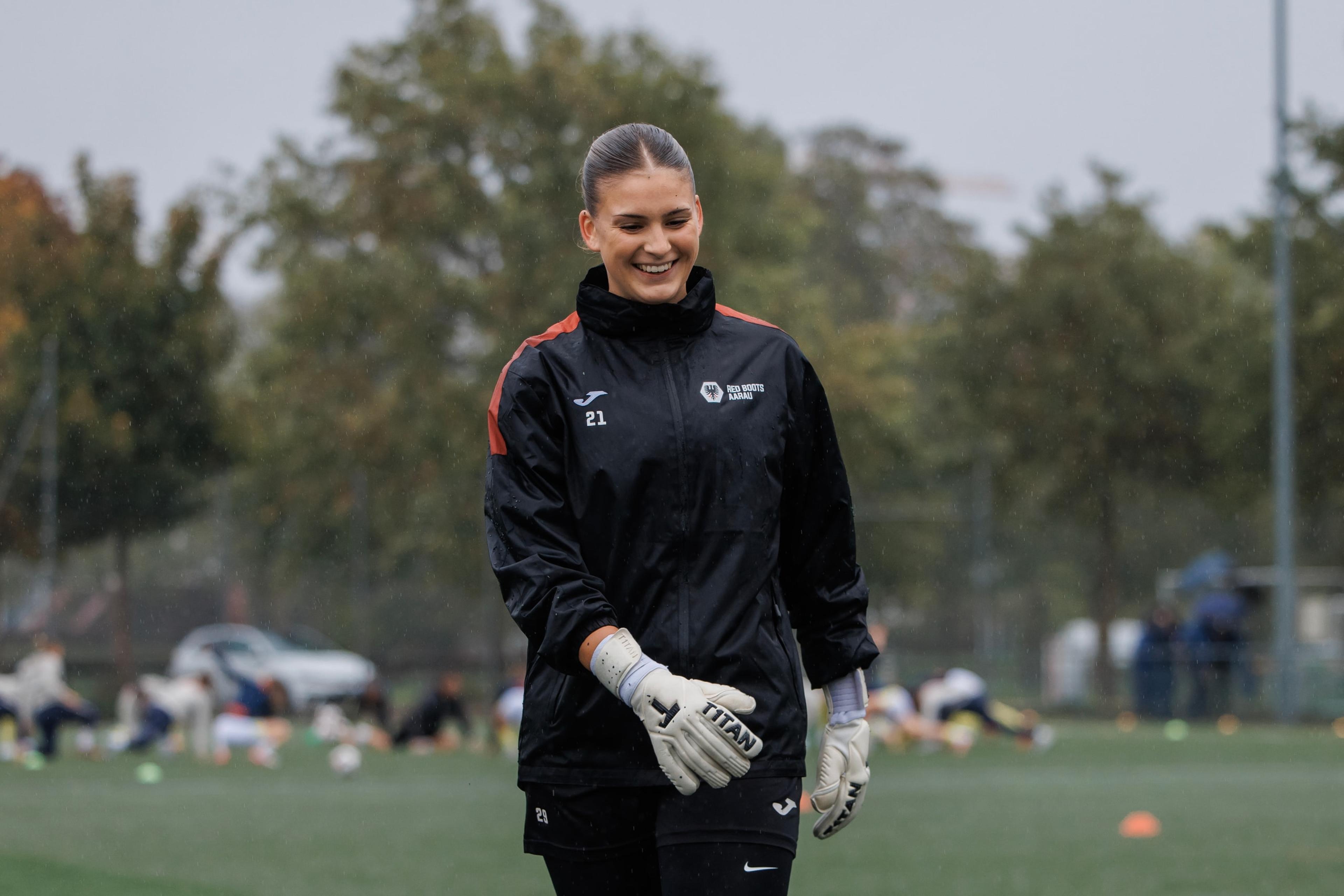 Sophie Janz, Torhüterin der FC Aarau Frauen, lacht beim Aufwärmen vor dem Spiel gegen den FC Basel 1893 auf der Sportanlage Schachen in Aarau.