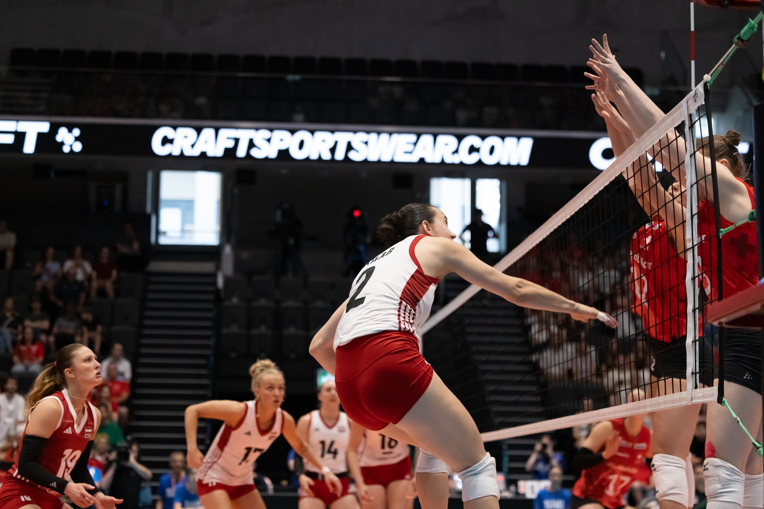 Carmen Raab von Österreich greift gegen den Doppelblock von Fabiana Branca und Meret Aarden aus der Schweiz an, in der Pilatus Arena in Kriens.