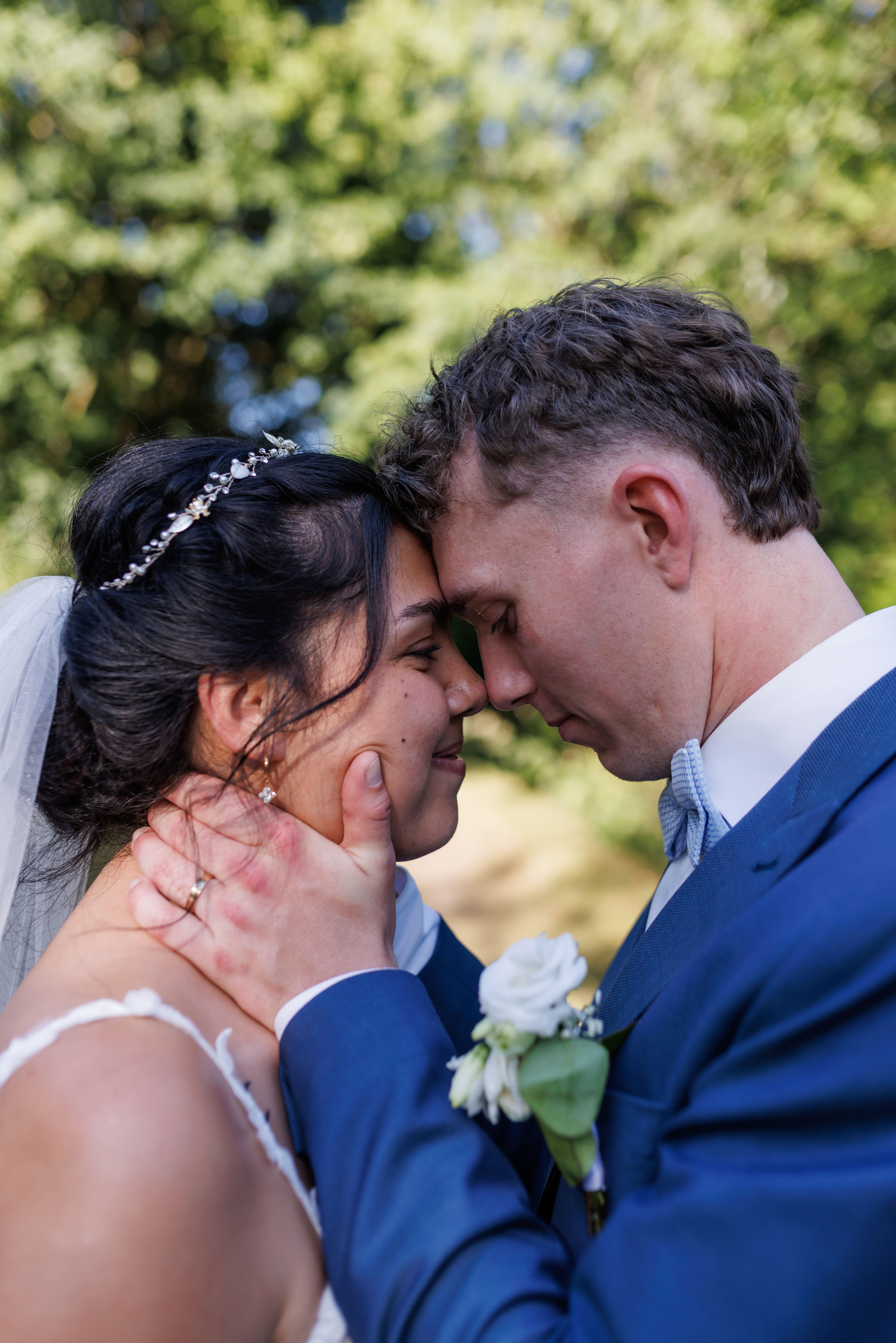 Stefanie und Manuel Stirn an Stirn, die Hände ineinander verschränkt