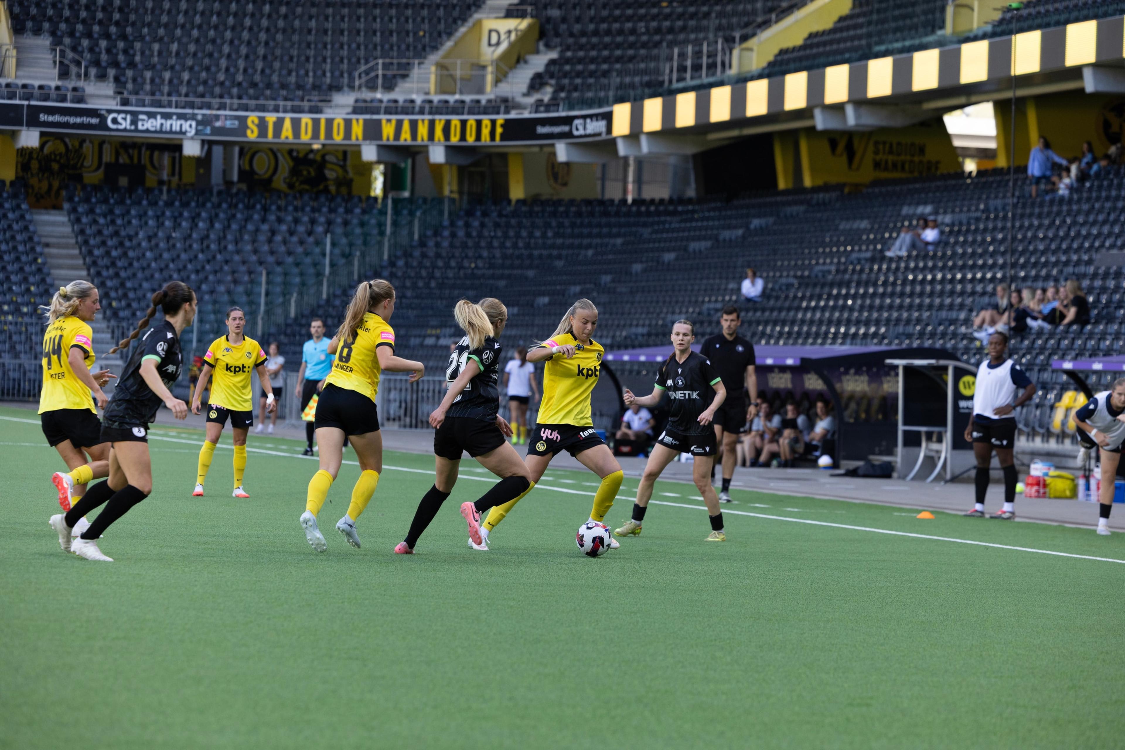 Maja Jelčić von den YB Frauen im Zweikampf mit Valentine Rahm von Yverdon Sport Féminin im Stadion Wankdorf.