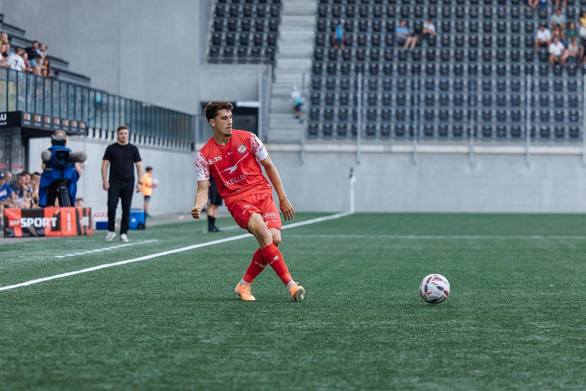 Ledjan Sahitaj FC Winterthur mit einem Pass im offensiven Mittelfeld