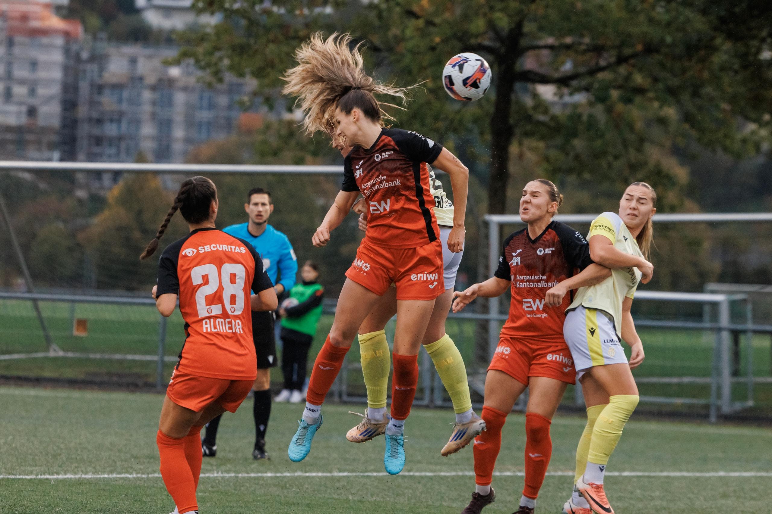 Celia Hofer von den FC Aarau Frauen steigt zum Kopfball gegen den FC Basel 1893, im Vordergrund Rita Do Sul Almeida, auf der Sportanlage Schachen in Aarau.