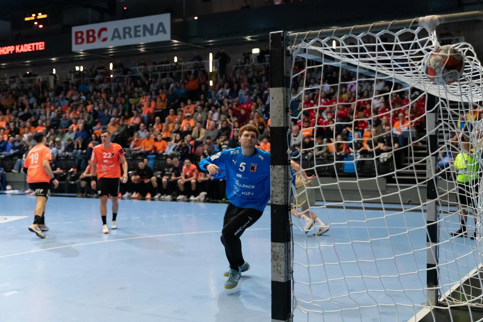 Leon Bergmann (Kadetten Schaffhausen) im Tor, EHF-European-League-Spiel gegen TSV Hannover-Burgdorf.