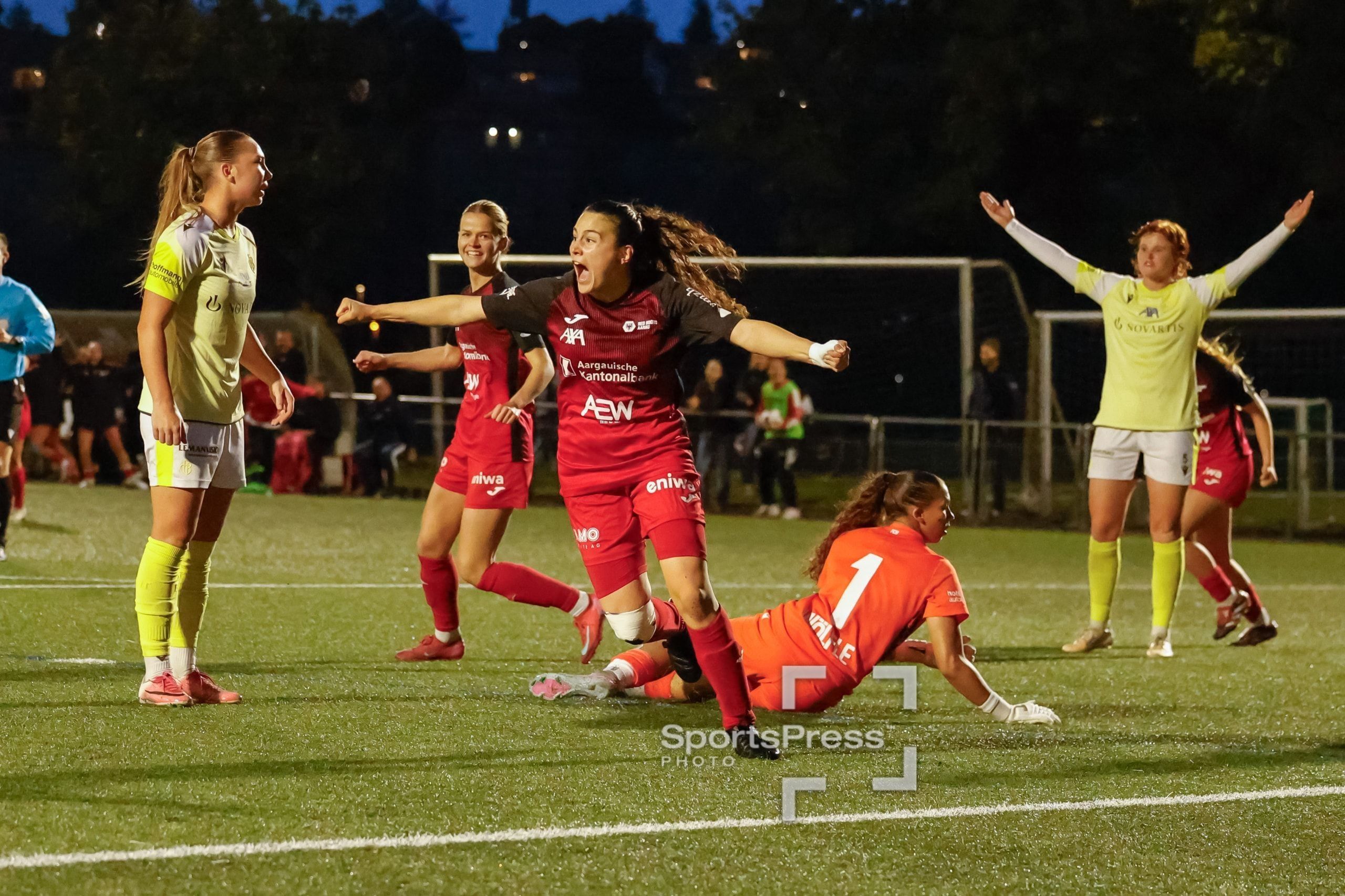 Nathalie Widmer von den FC Aarau Frauen bejubelt ihr Tor zum 3:1 gegen den FC Basel 1893 auf der Sportanlage Schachen in Aarau.