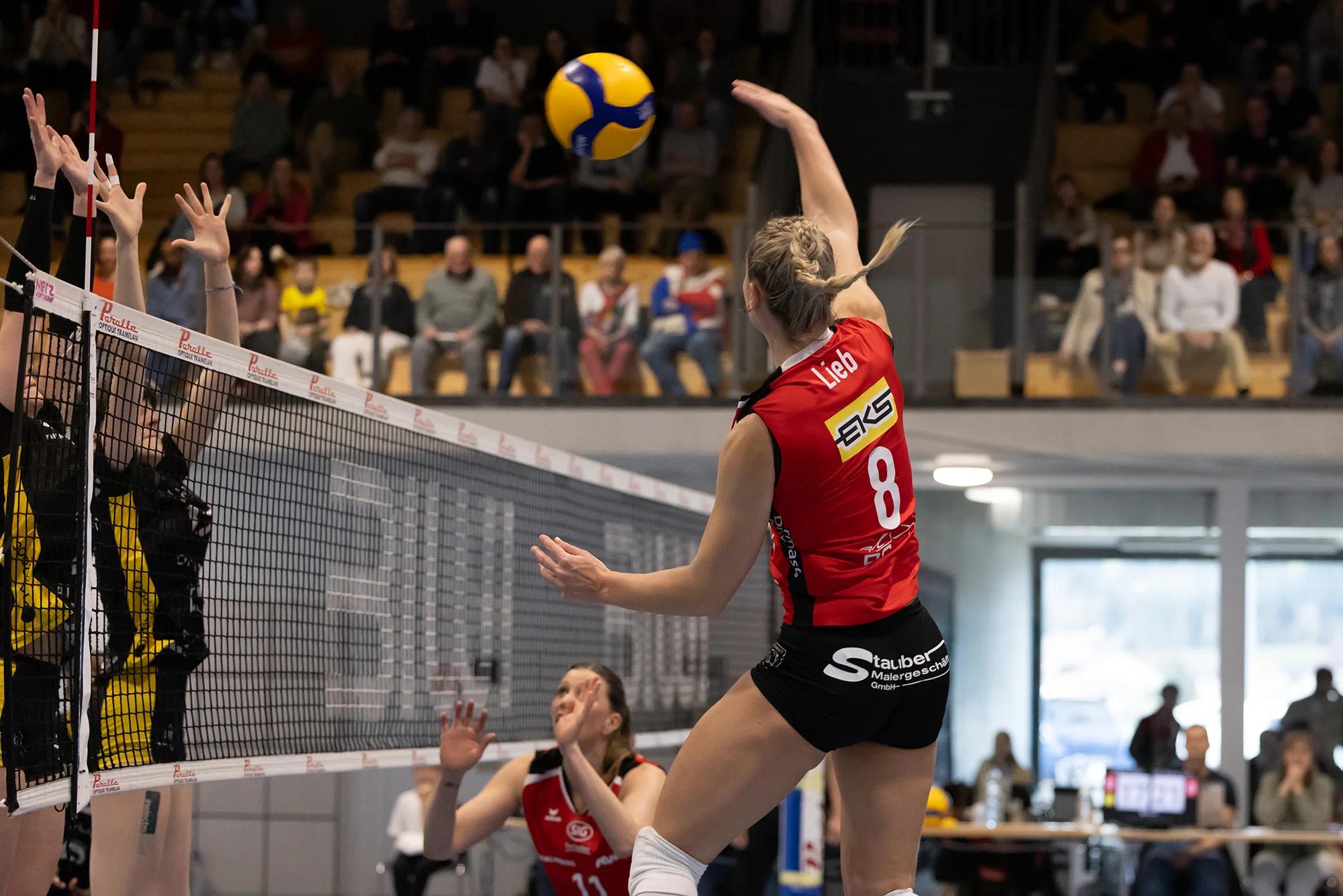 Lina-Marie Lieb (VC Kanti Schaffhausen) im Außenangriff, NLA-Playoff-Rückspiel gegen BIWI VfM.