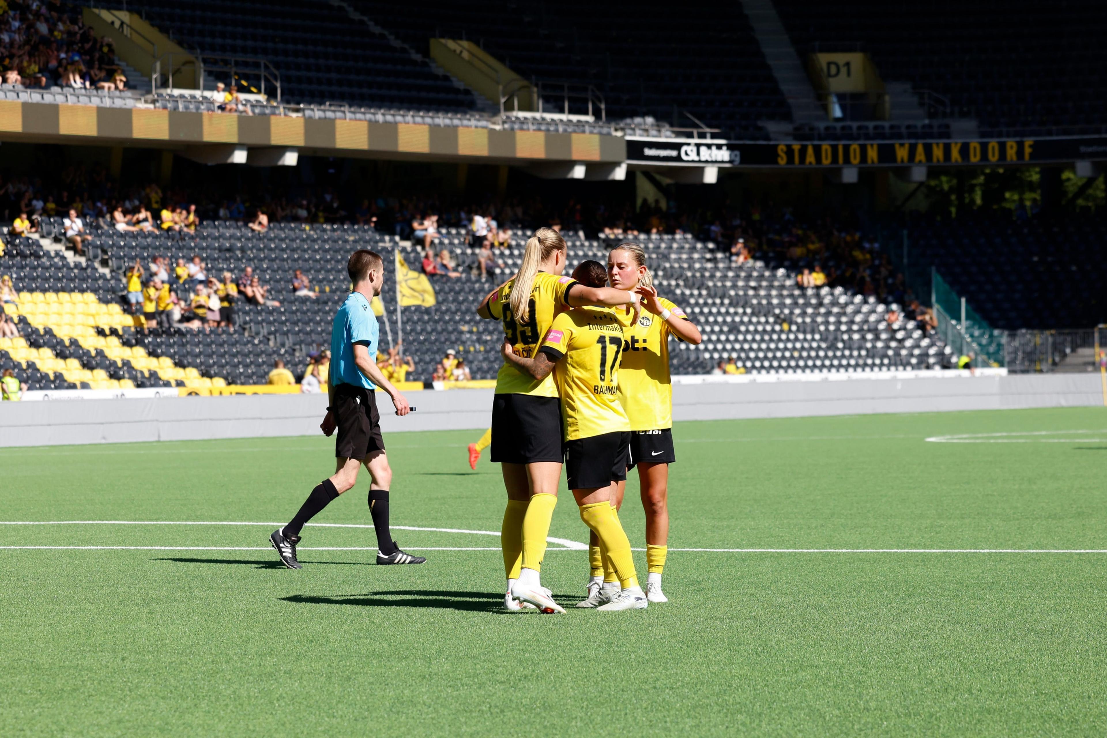 Maja Jelčić bejubelt mit Ramona Bachmann und Leonie Köster das 1:0 der YB Frauen gegen Yverdon Sport Féminin im Stadion Wankdorf.