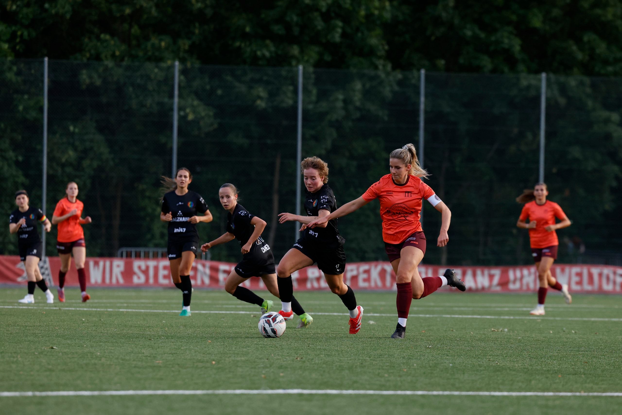 Kaya Lindegger vom FC Winterthur im Zweikampf mit Diana Brändle von FF Toggenburg, beim Vorbereitungsspiel im Stadion Schützenwiese.