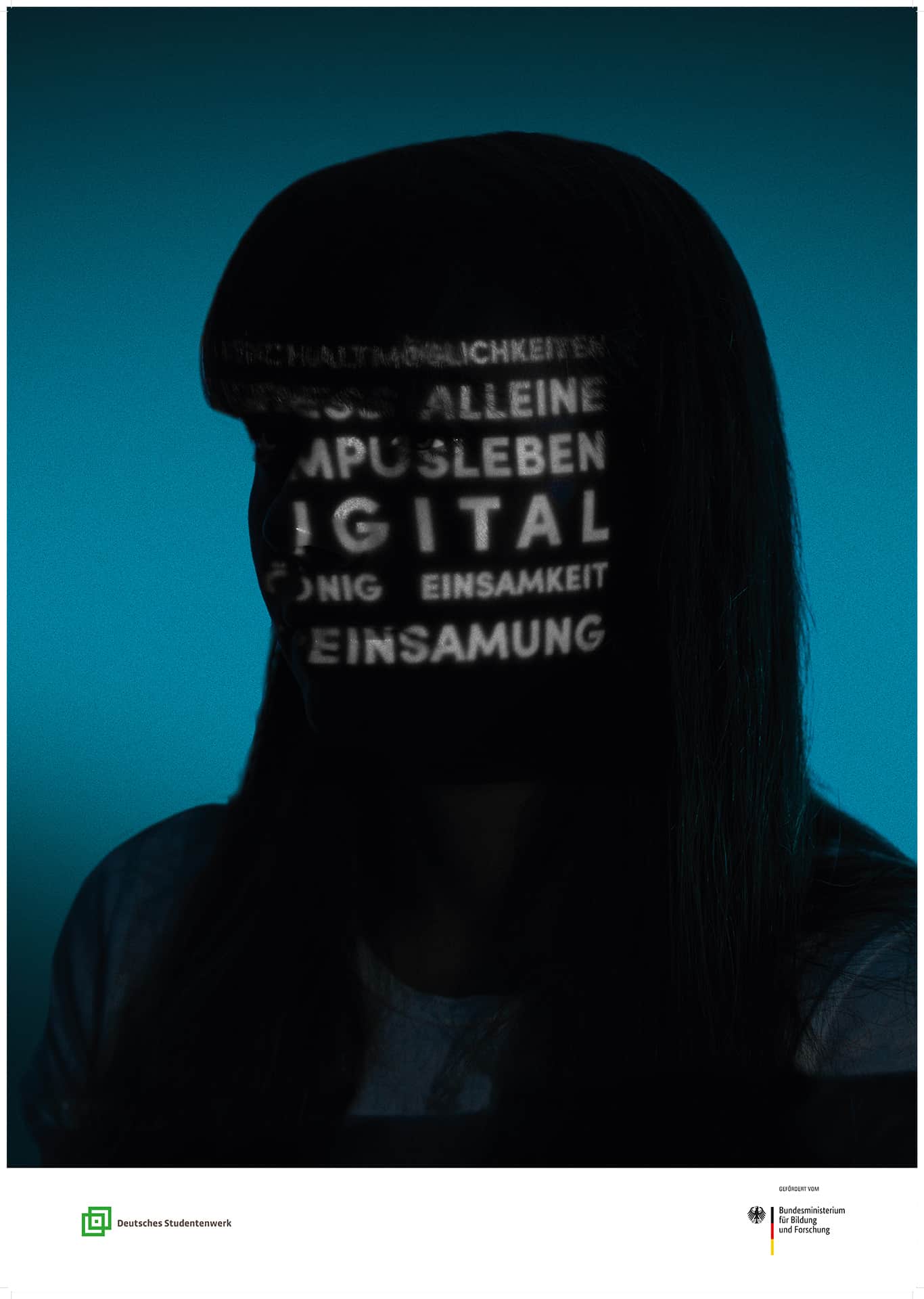 Plakat aus der Serie „Campusleben digital": eine Person mit langen Haaren vor petrolblauem Hintergrund, auf das im Schatten liegende Gesicht sind Begriffe wie „alleine", „Einsamkeit" und „Vereinsamung" projiziert. Es thematisiert Isolation im digitalen Studium.