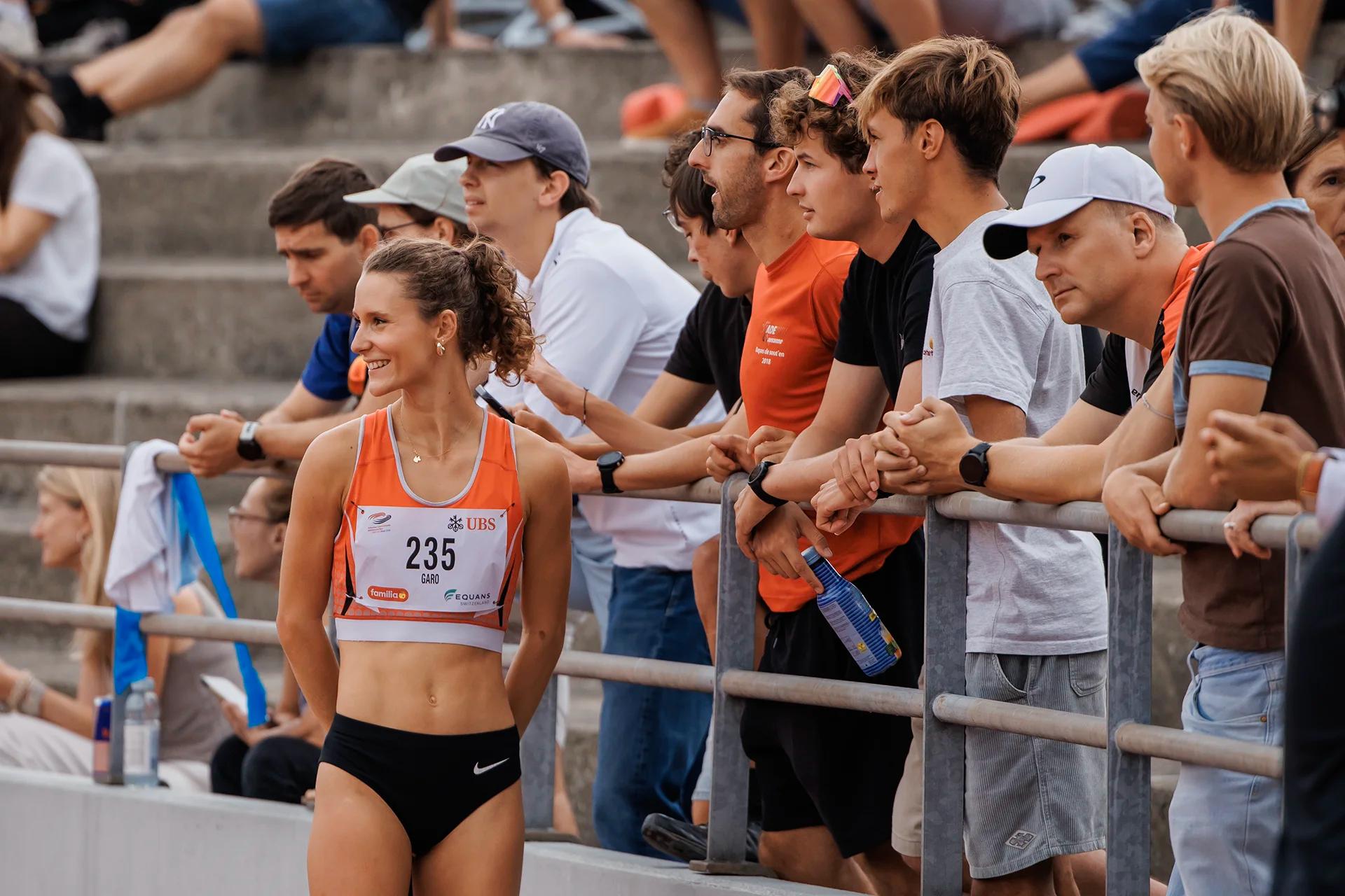 Charlotte Garo (Stade Lausanne Athlétisme, Jahrgang 2007) lächelnd vor der Tribüne, Speerwerfen der U20 Frauen bei den Schweizer Meisterschaften U20/U23 2026 im Stadion Schützenmatte in Basel.
