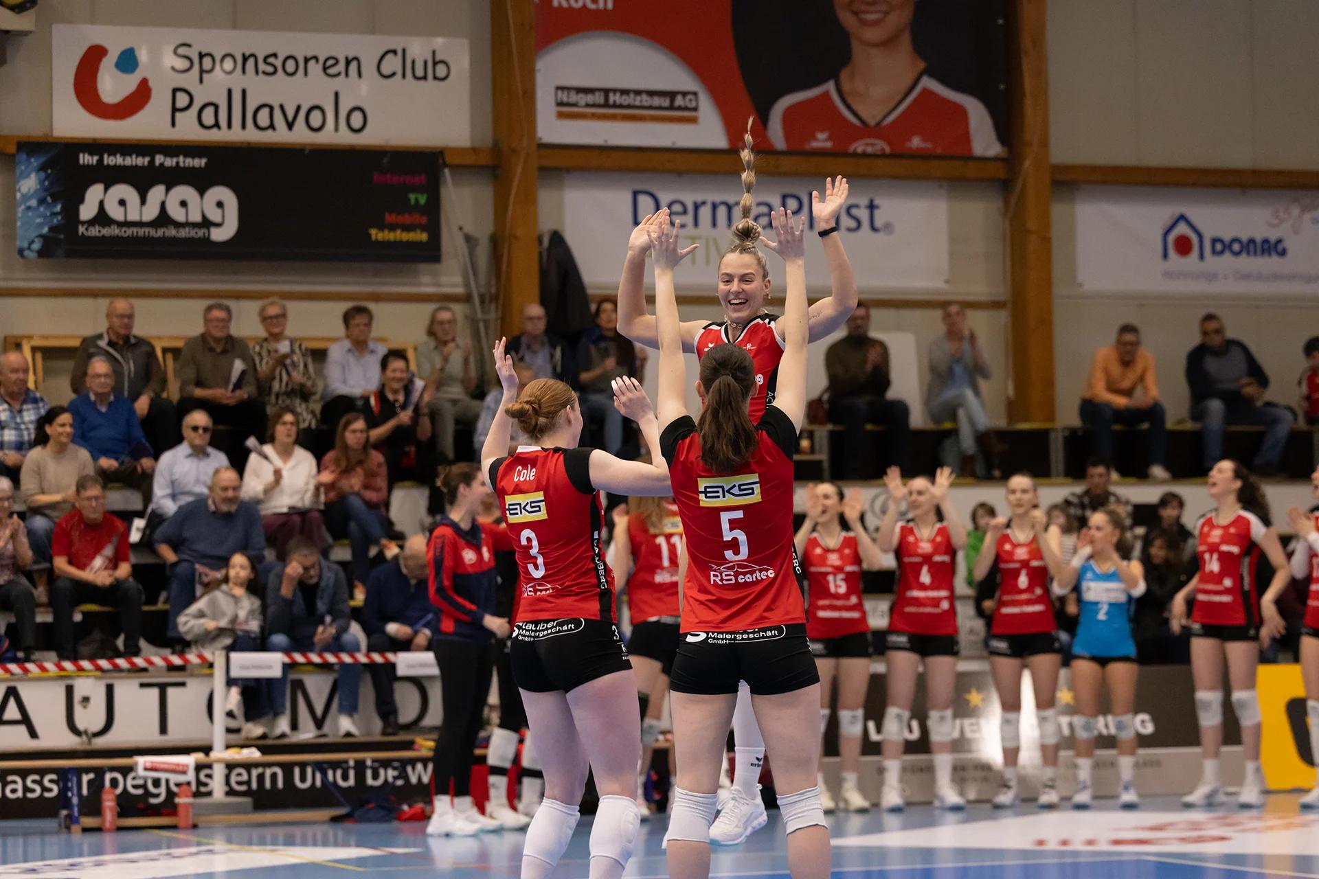 Lina-Marie Lieb (VC Kanti Schaffhausen) im Außenangriff, NLA-Playoff-Halbfinale gegen Sm'Aesch Pfeffingen.