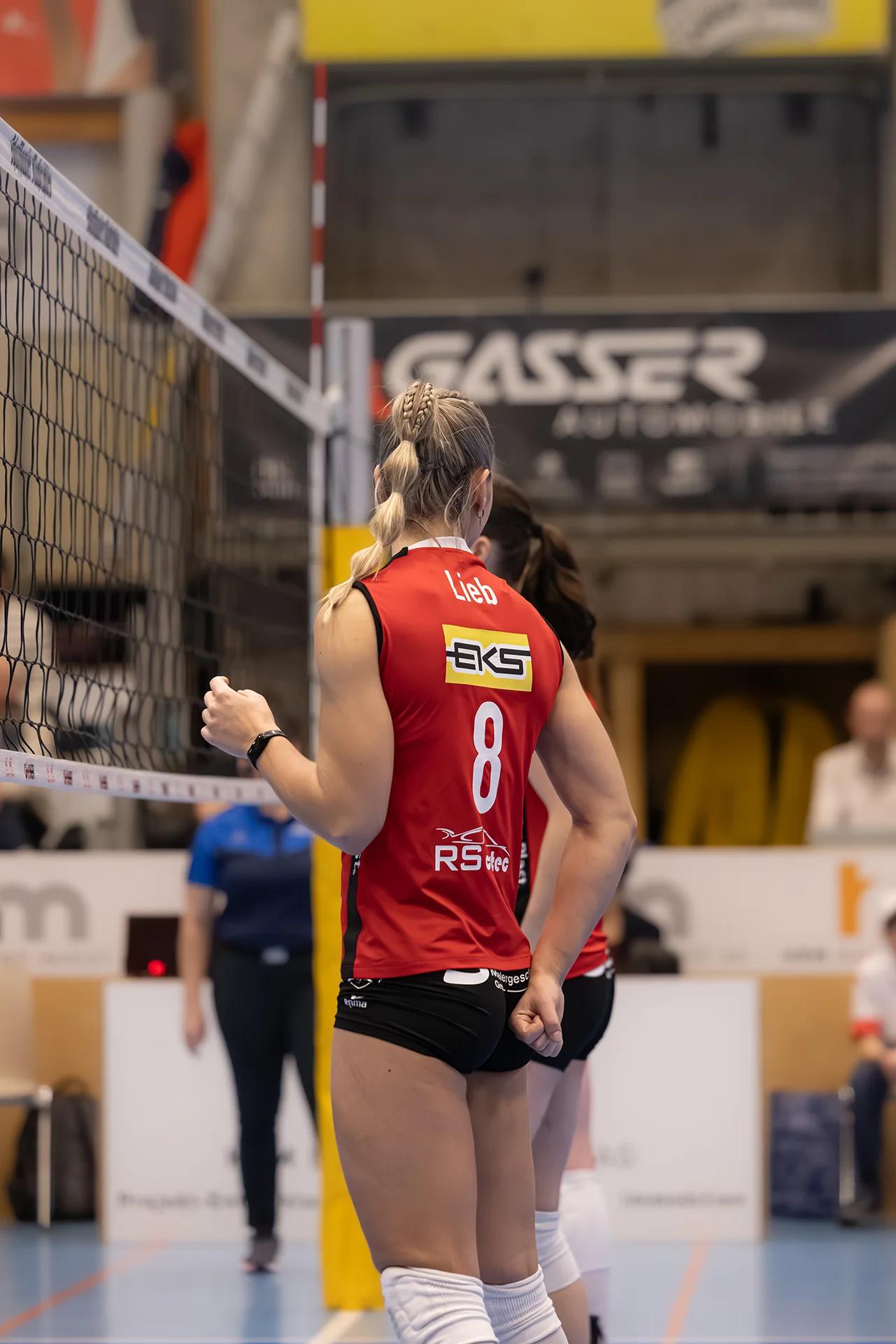 Lina-Marie Lieb (VC Kanti Schaffhausen) im Außenangriff, NLA-Frauen-Spiel gegen Viteos NUC.