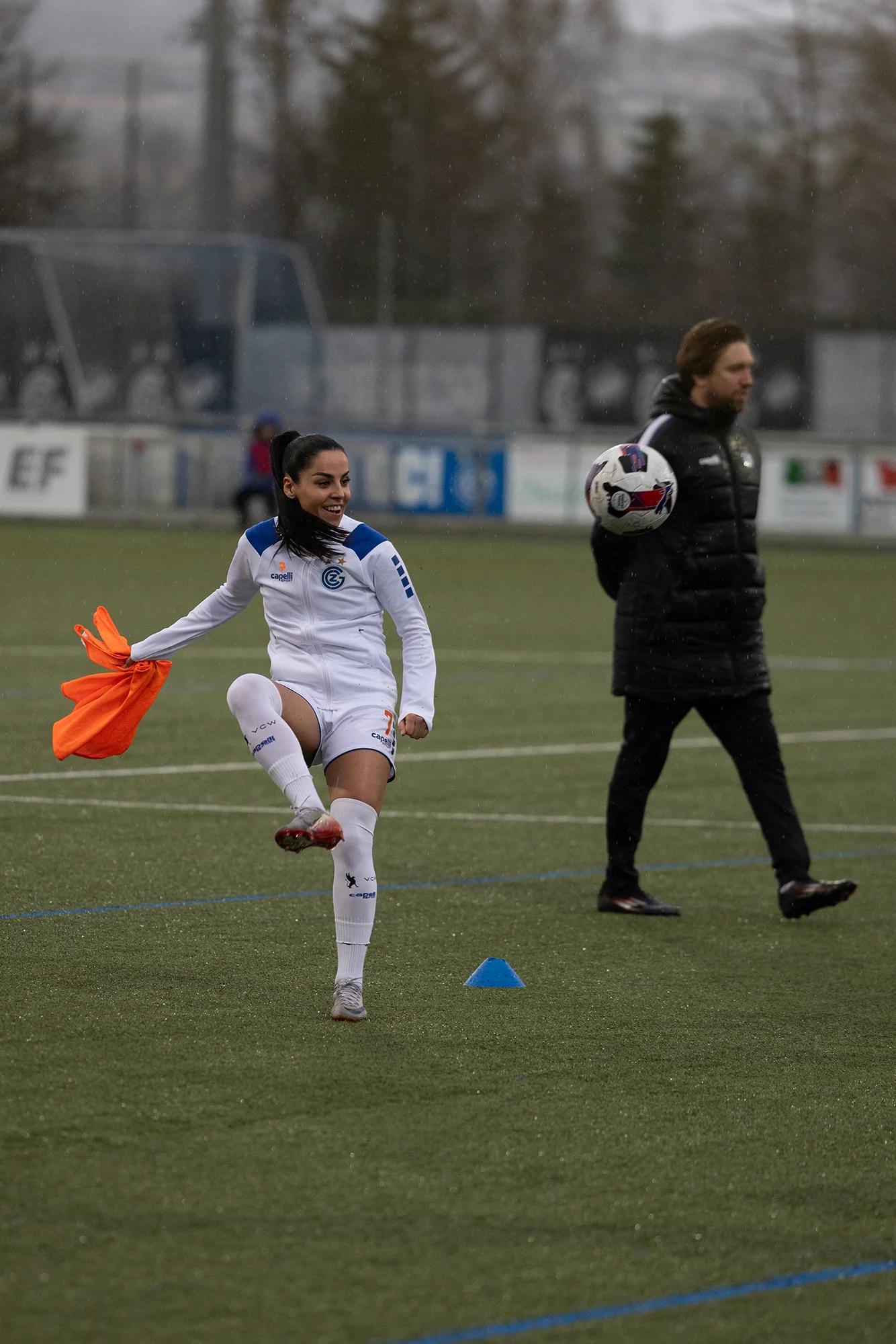 Qëndresa Krasniqi (GC Zürich) im Mittelfeld, AXA-Women’s-Super-League-Spiel gegen FC Luzern.