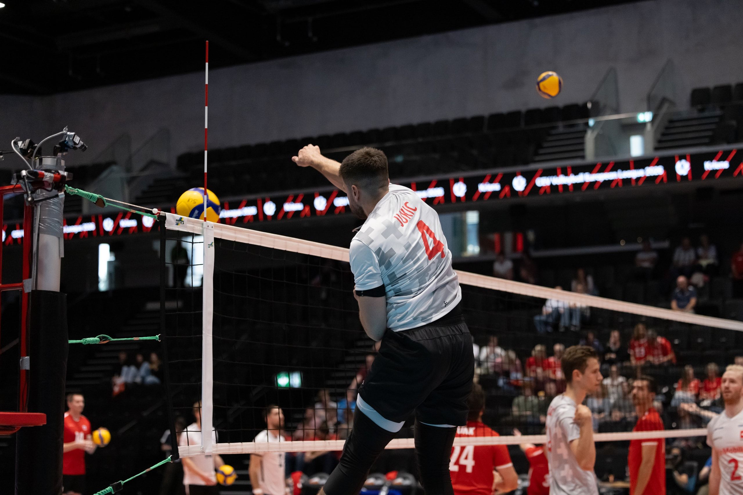 Bruno Jukic von der Schweiz, beim Spiel der CEV Volleyball European League gegen Luxemburg in der Pilatus Arena in Kriens.