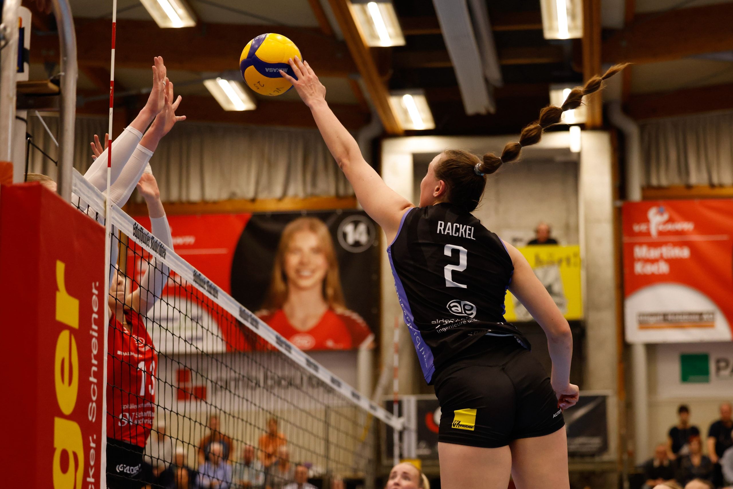 Maia Rackel von Raiffeisen Volley Toggenburg greift gegen den Block des VC Kanti Schaffhausen an, in der BBC Arena in Schaffhausen.