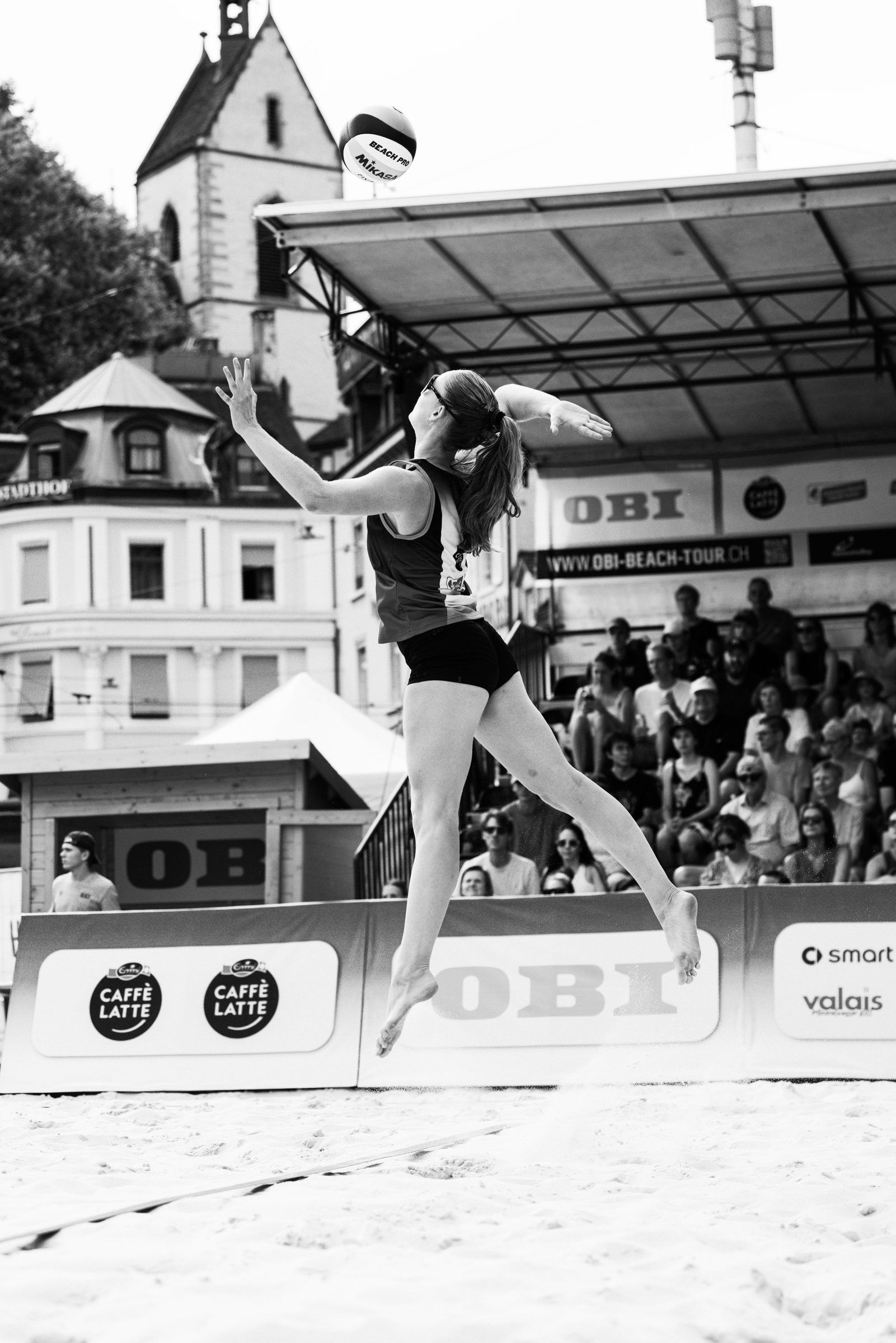 Livia Stolz im Sprungangriff, im Spiel Wandeler/Stolz gegen Eugster/Gähwiler bei der OBI Beach Tour 2026 in Basel.