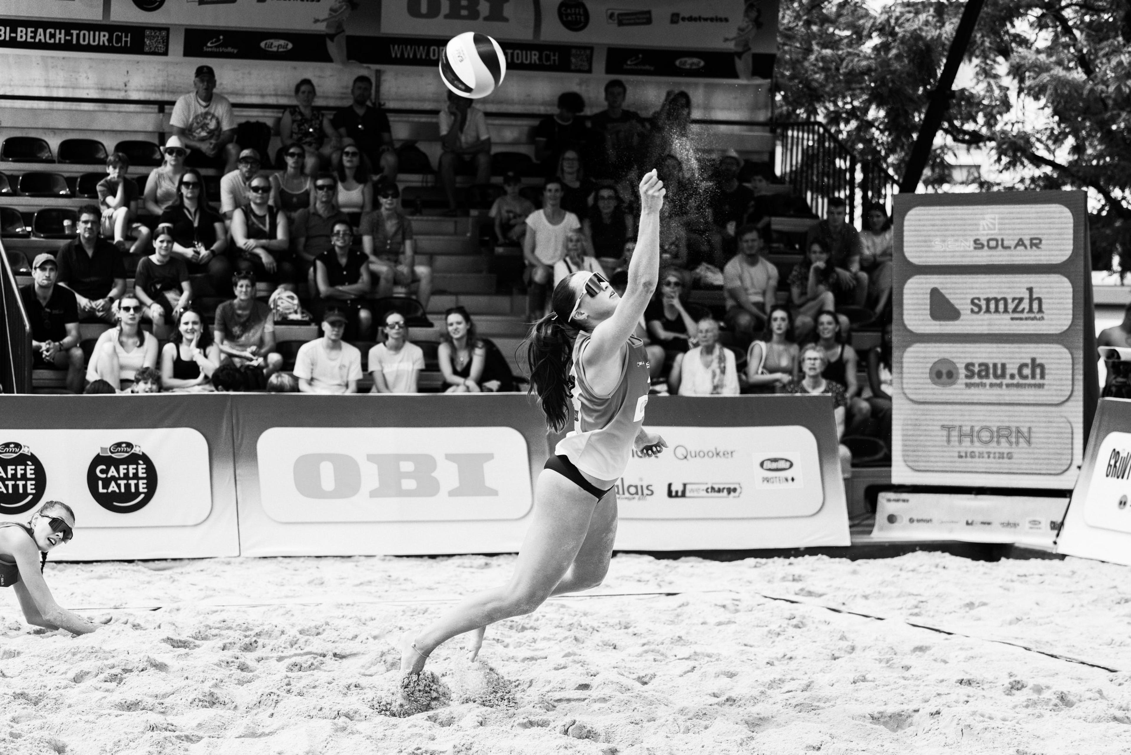 Zoé Flückiger im Angriff, Schwarzweißaufnahme, im Spiel Flückiger/Demierre gegen Eugster/Gähwiler bei der OBI Beach Tour 2026 in Basel.